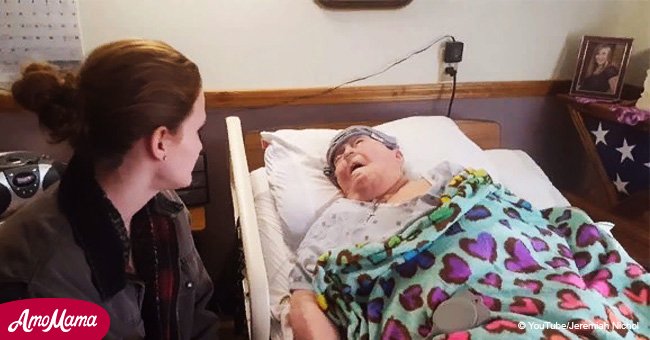 Krankenschwester singt einer sterbenden Oma. Alle sind von ihrer Geste gerührt