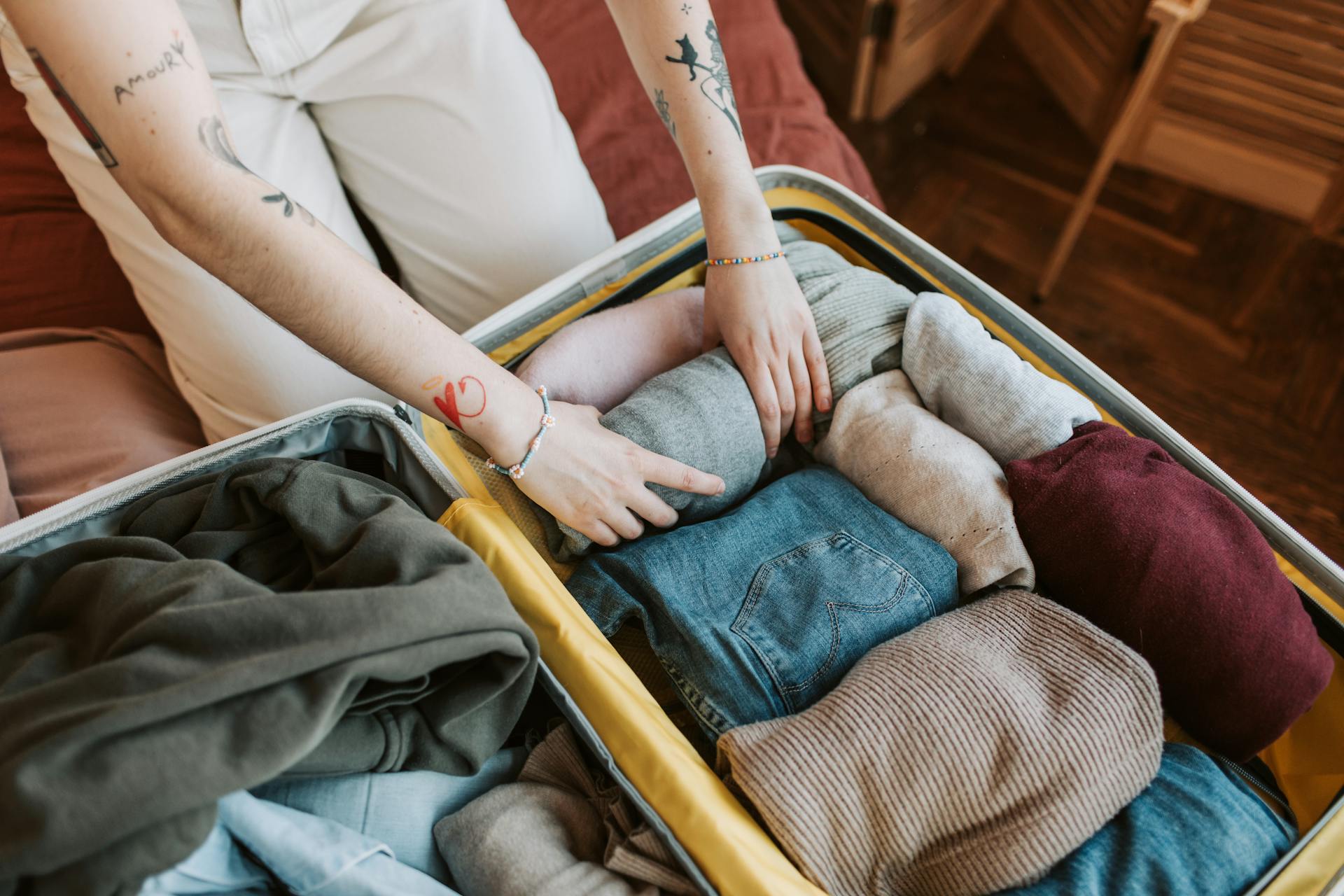 Eine Person beim Packen eines Koffers | Quelle: Pexels