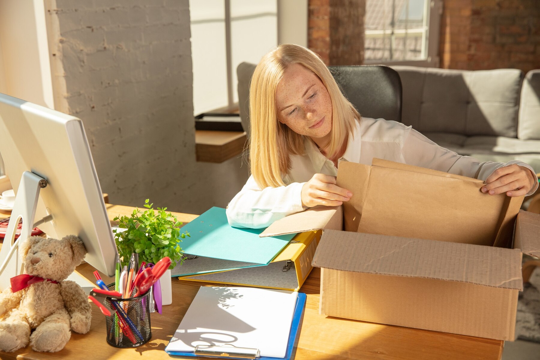 Eine Frau packt ihre Sachen | Quelle: Freepik