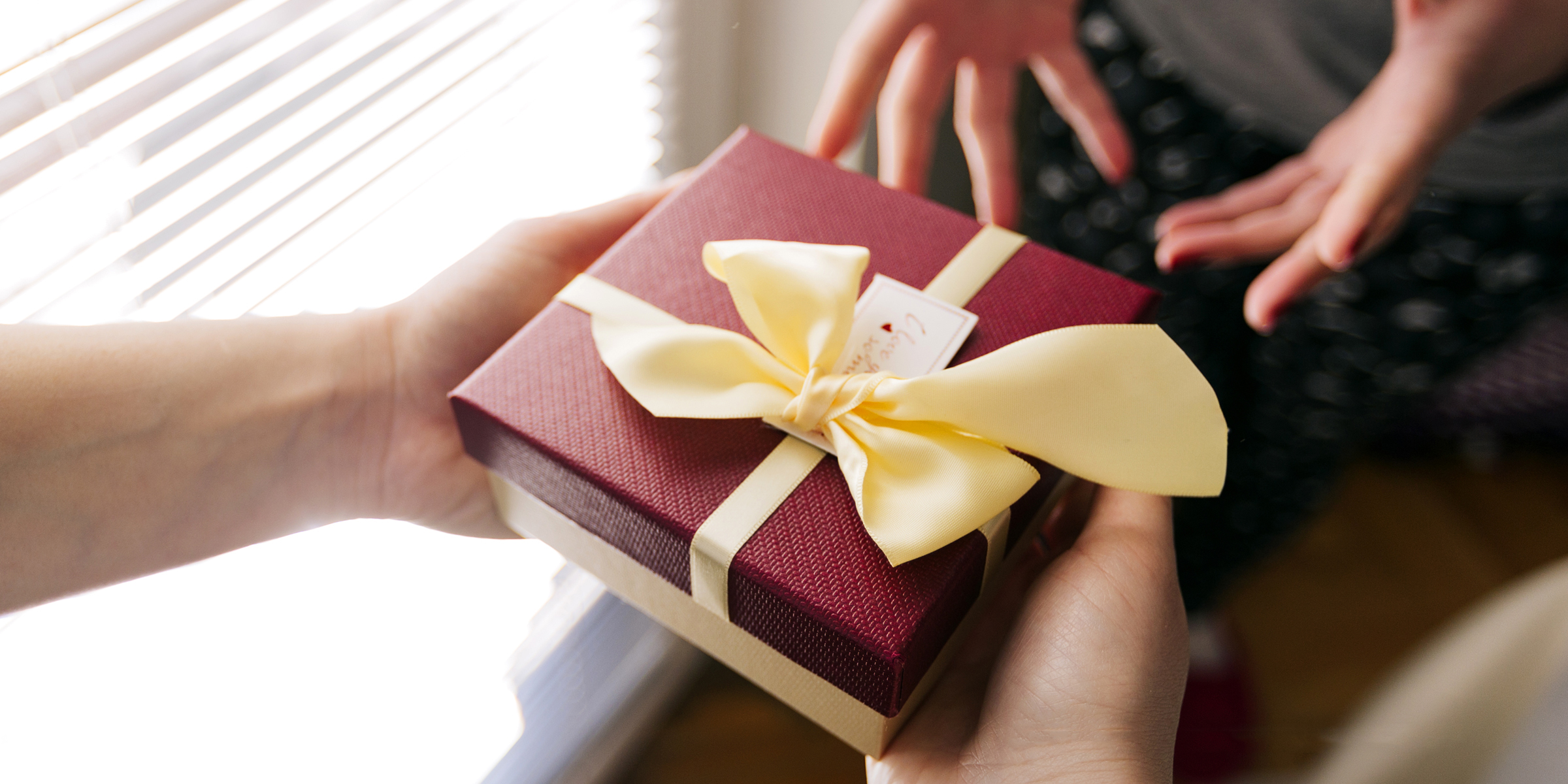 Ein Mann schenkt einer Frau ein Geschenk | Quelle: Shutterstock