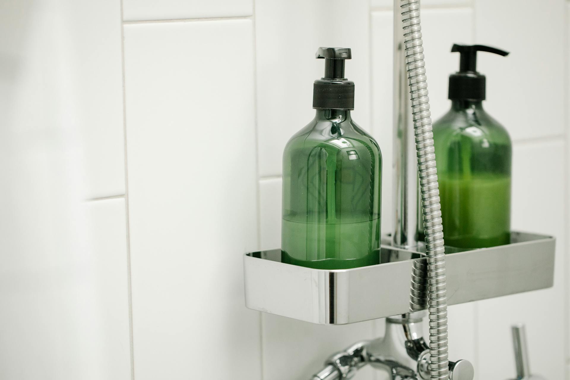 Shampooflaschen in einem Badezimmer | Quelle: Pexels
