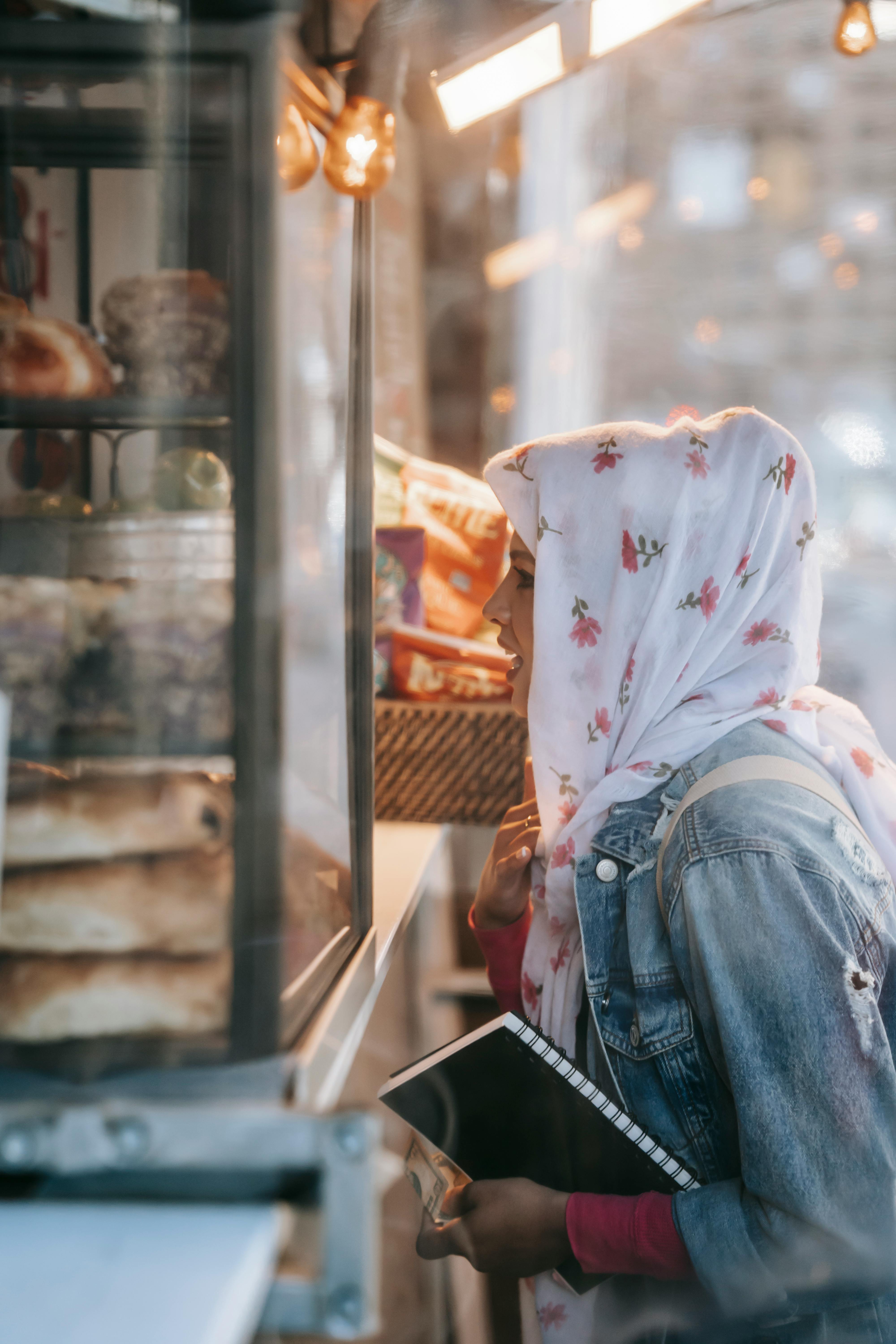 Eine Frau in einem Bäckereiladen | Quelle: Pexels