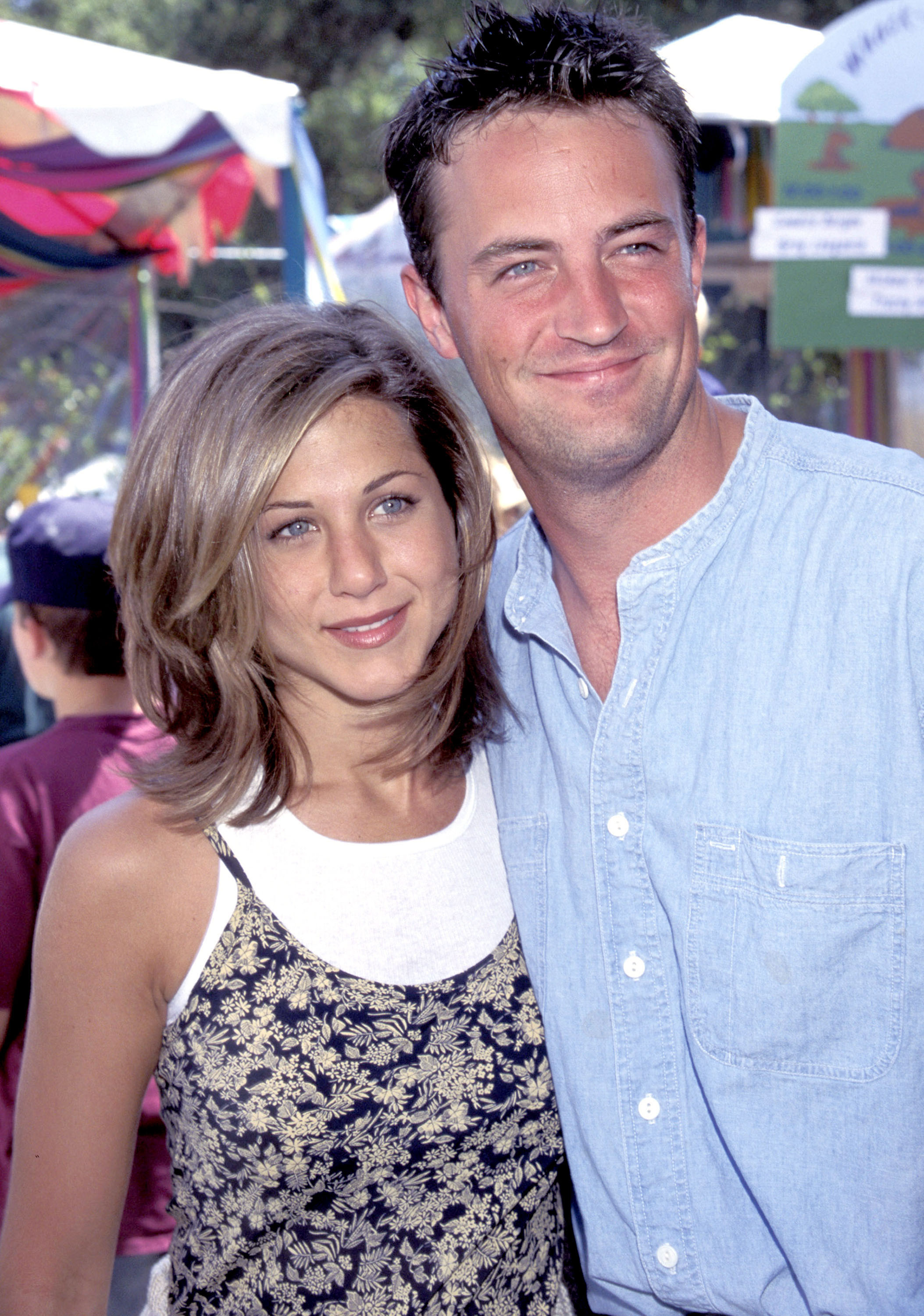 Jennifer Aniston und Matthew Perry beim Jahrespicknick der Pediatric Aids Foundation 1995 |Quelle: Getty Images