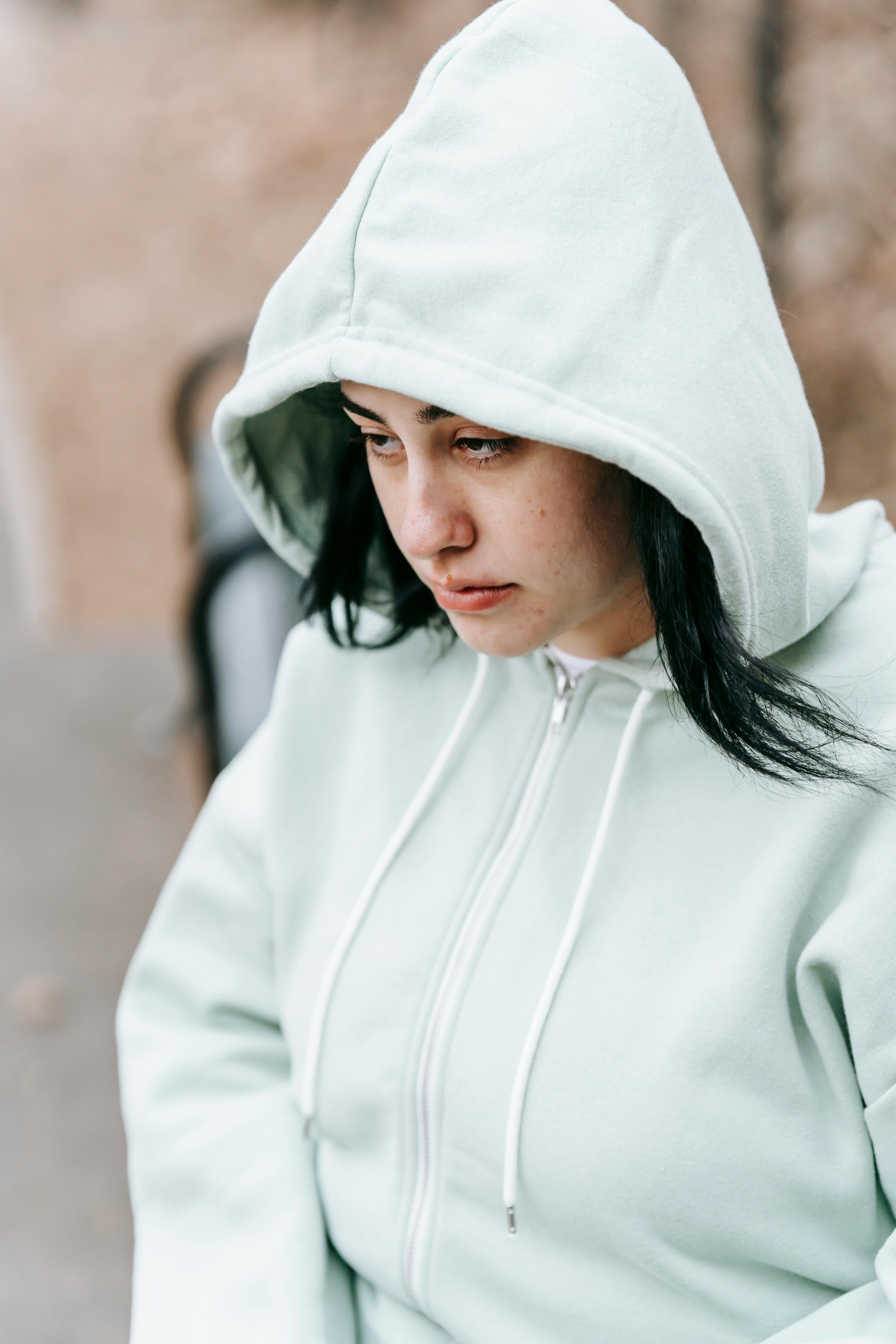 Eine traurige Frau in einem Kapuzenpulli | Quelle: Pexels