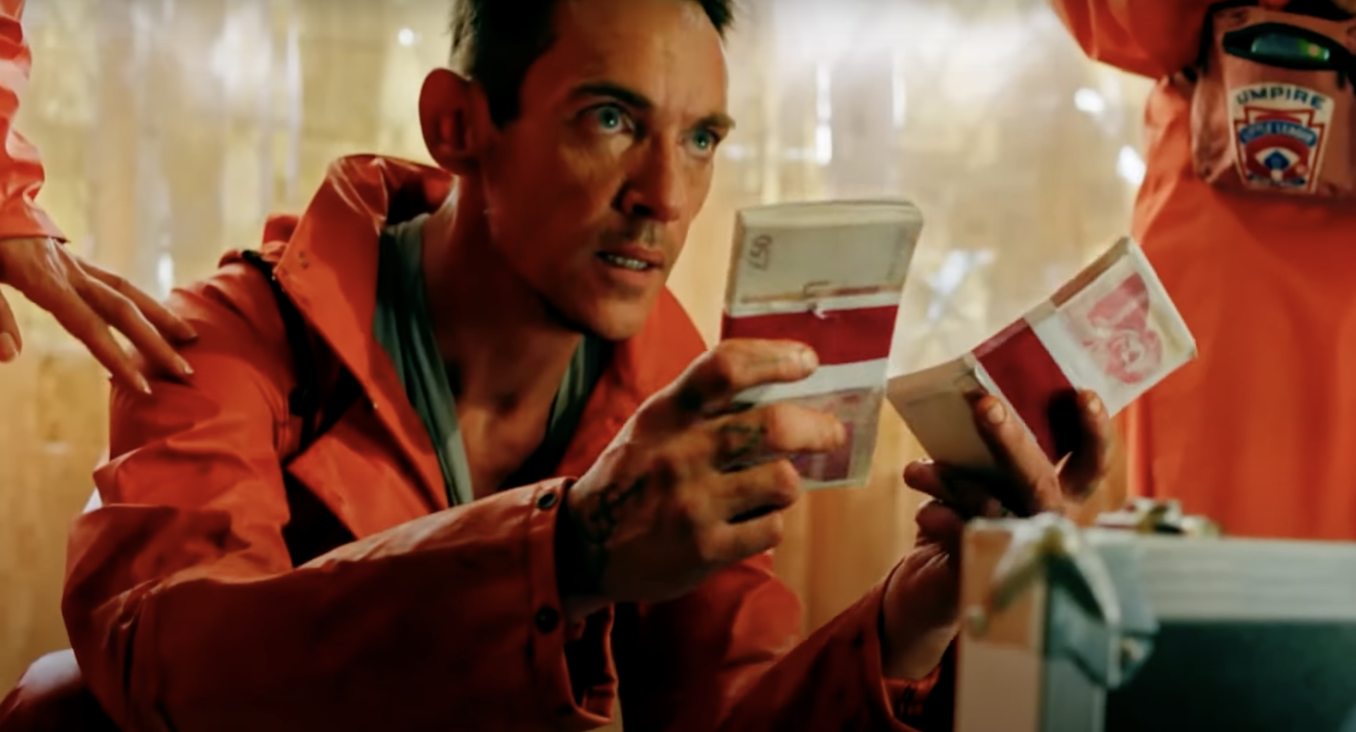 Jonathan Rhys Meyers am Set von "The Clean Up Crew" | Quelle: YouTube/ONEMediaCoverage