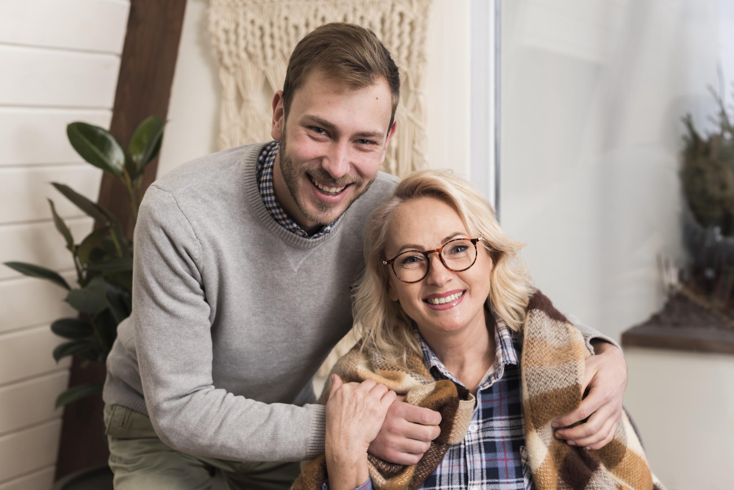 Ein Mann und eine Frau umarmen sich glücklich | Quelle: Magnific