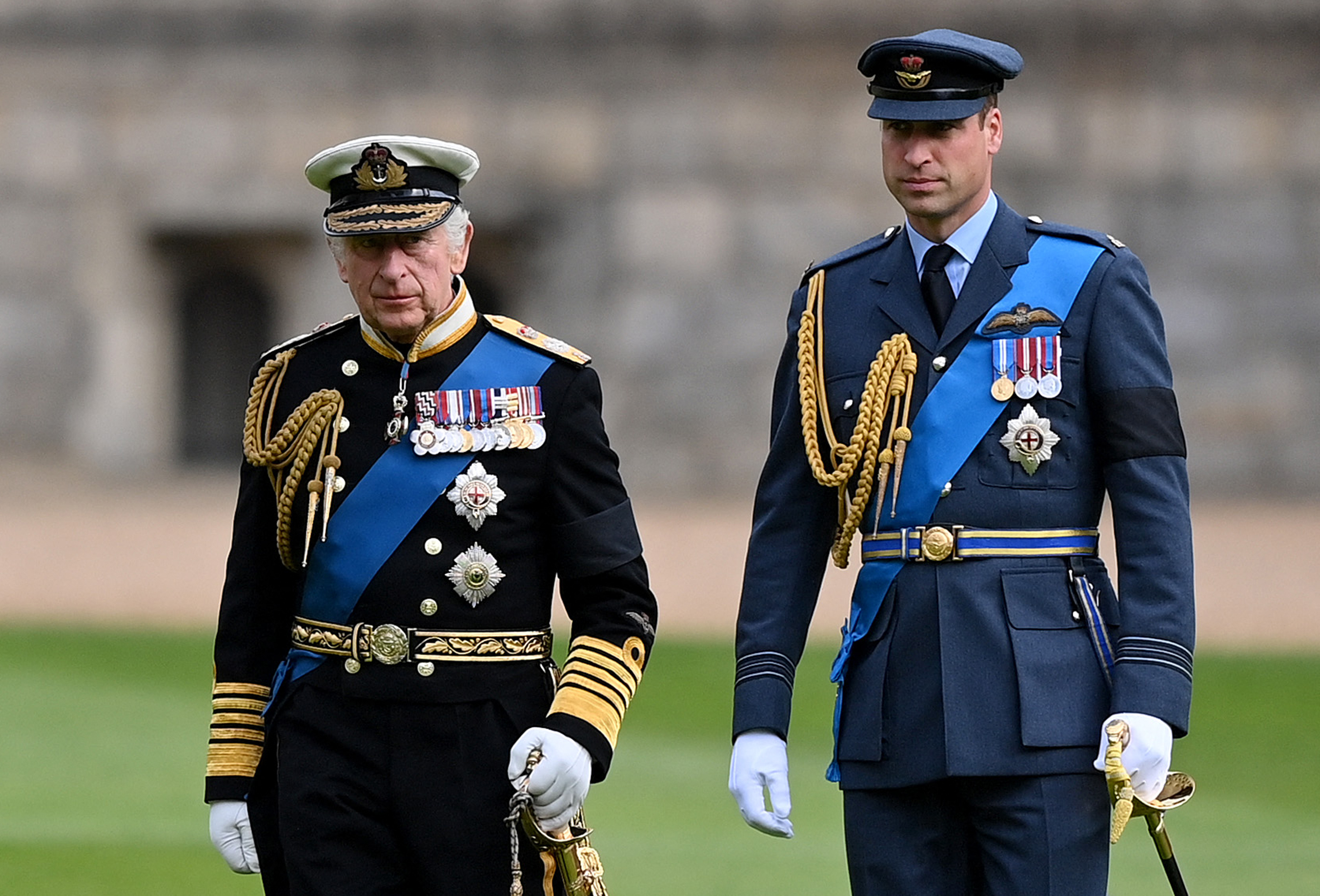 König Charles III. und Prinz William vor der Trauerfeier für die verstorbene Königin Elizabeth II. in Windsor, England am 19. September 2022 | Quelle: Getty Images