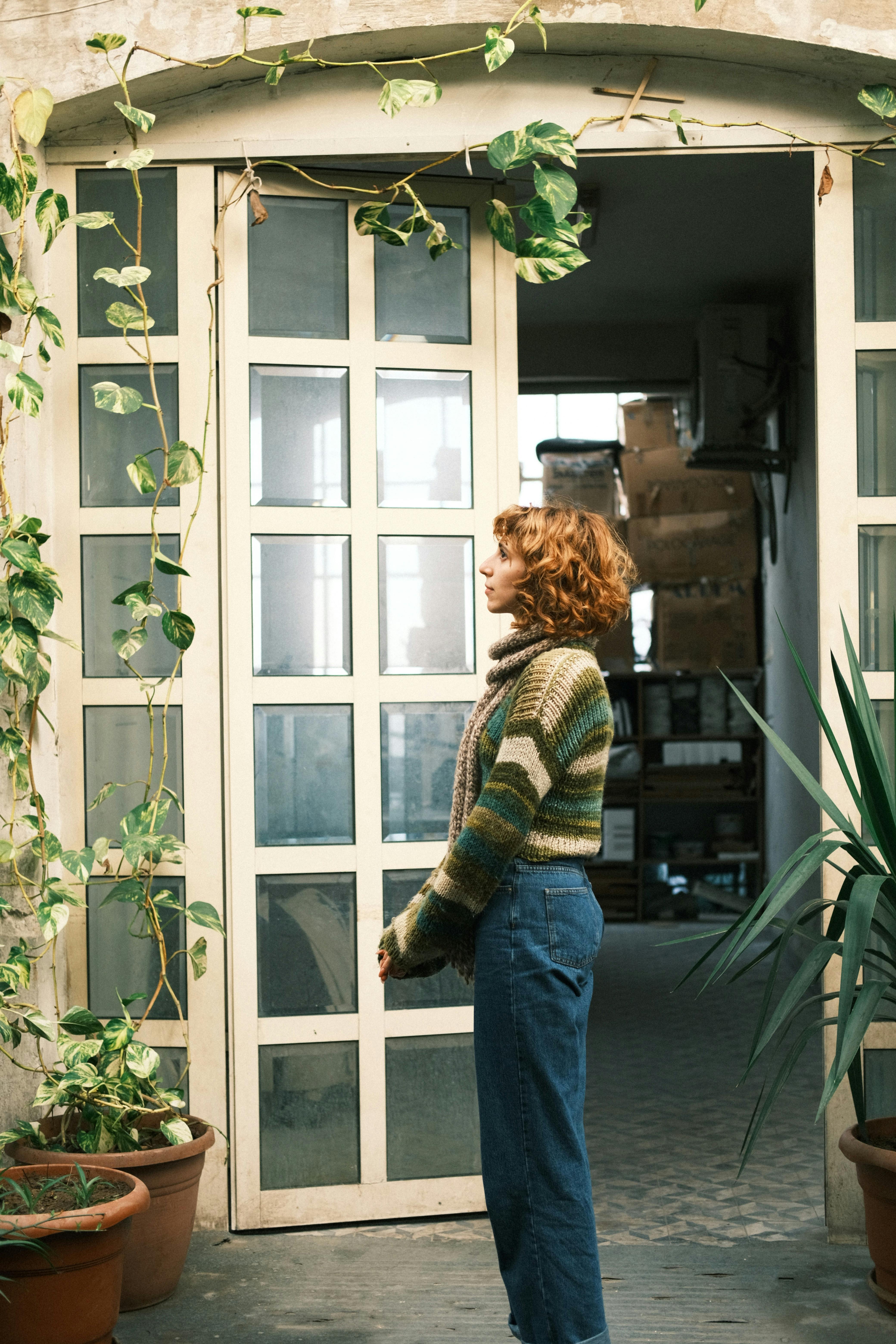 Eine Frau, die an der Tür steht | Quelle: Pexels