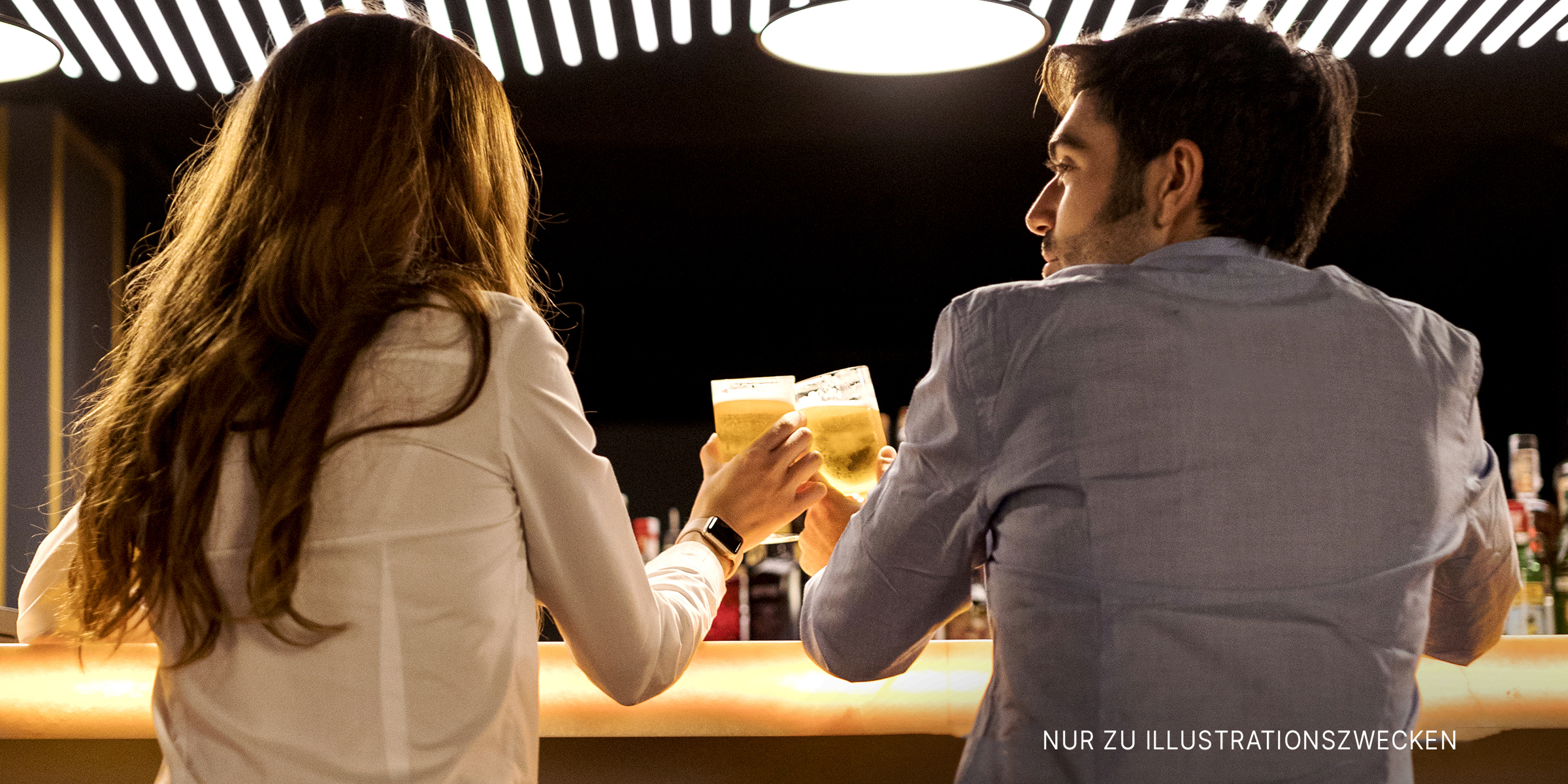 Zwei Menschen bei einem Drink in einer Bar | Quelle: Shutterstock