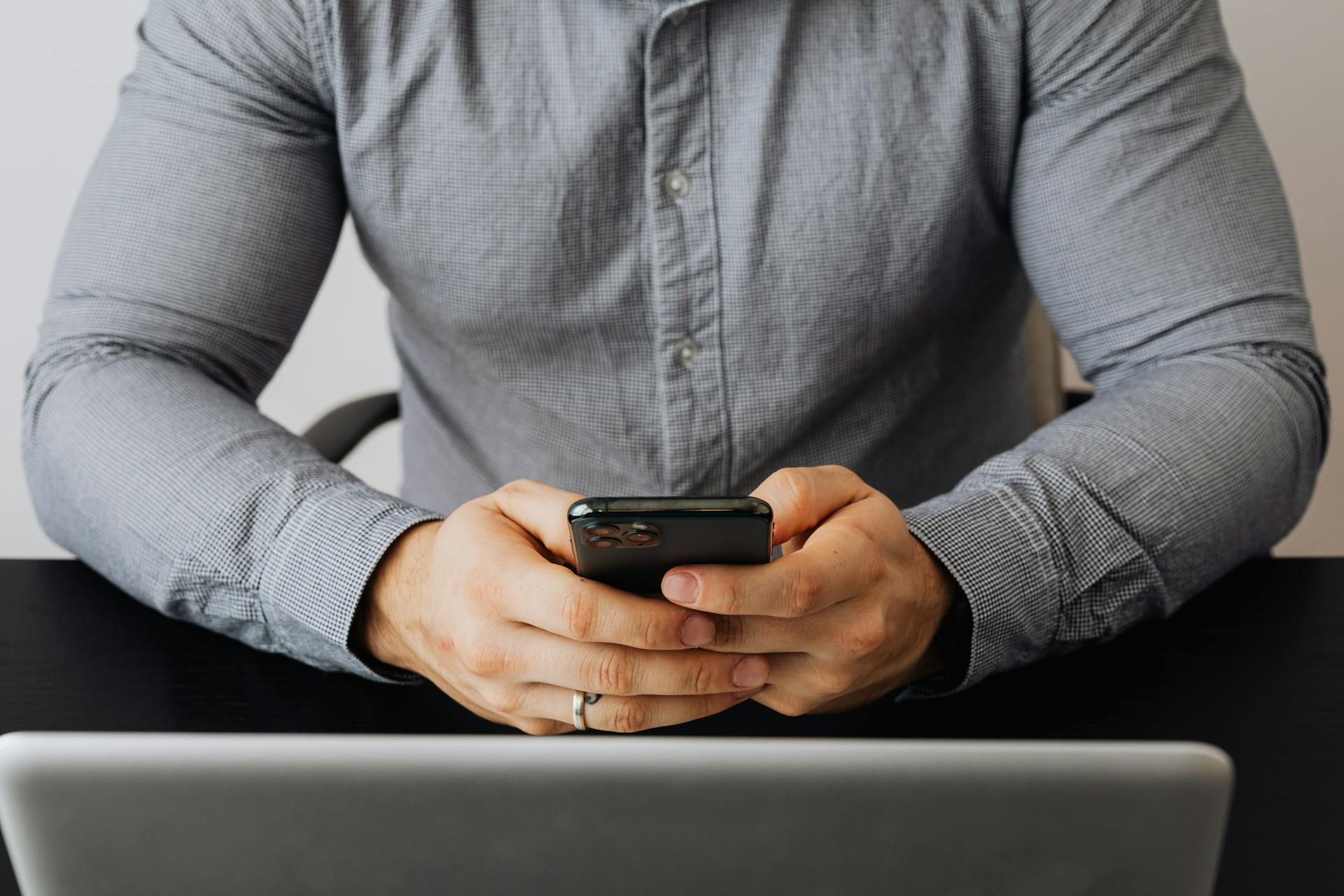 Ein Mann benutzt sein Telefon | Quelle: Pexels