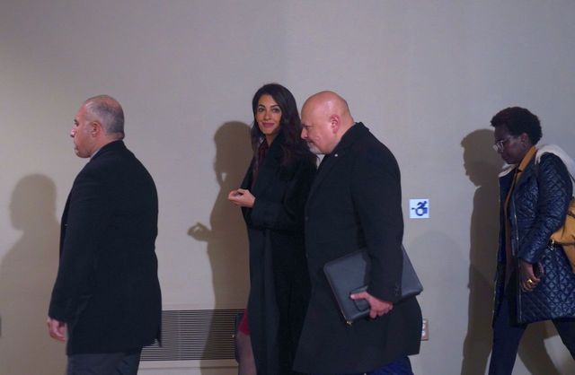 Amal Clooney fotografiert nach einer Sitzung des Sicherheitsrats der Vereinten Nationen im Hauptquartier der Vereinten Nationen in New York City am 25. Januar 2025 | Quelle: Getty Images