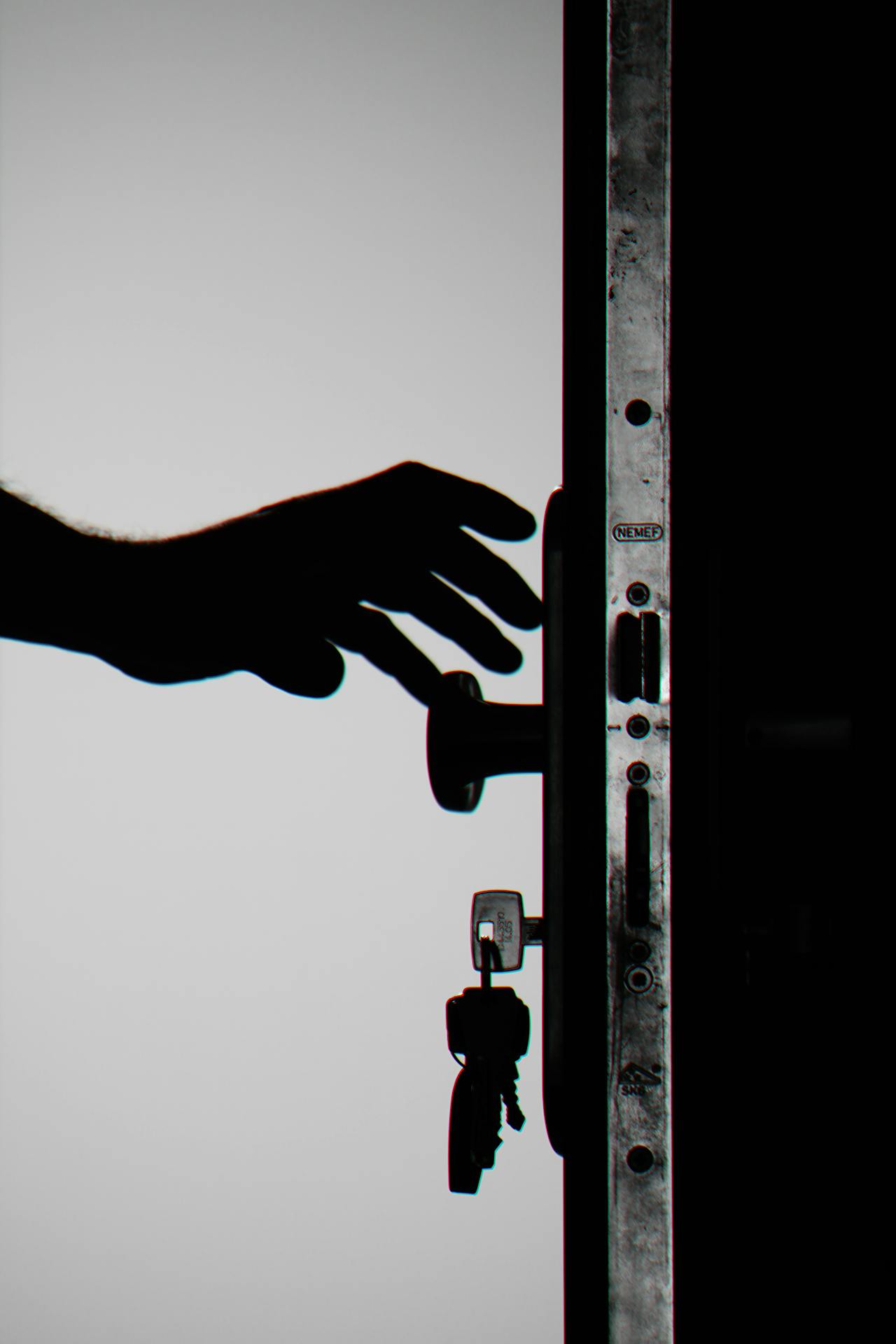 Silhouette einer Person, die nach einem Türknauf greift | Quelle: Pexels