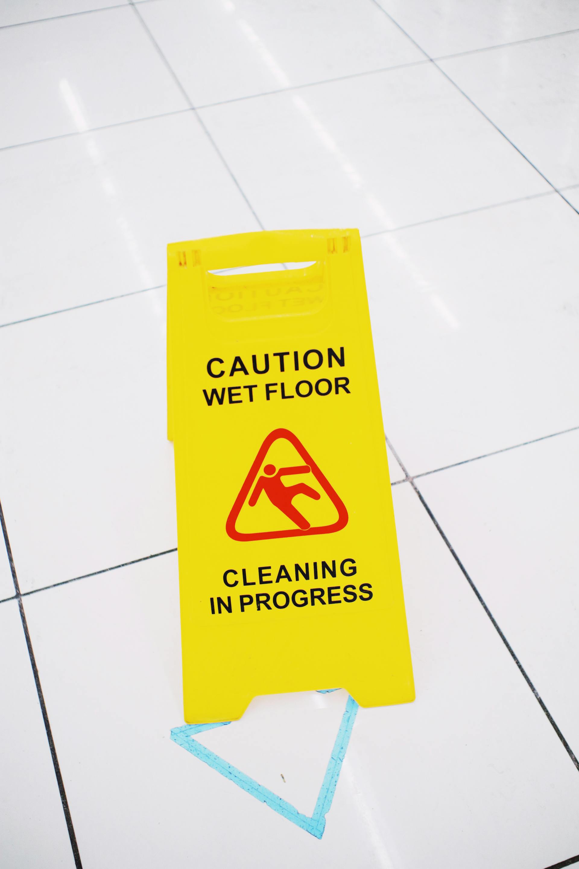 Ein Schild für nasse Böden | Quelle: Pexels