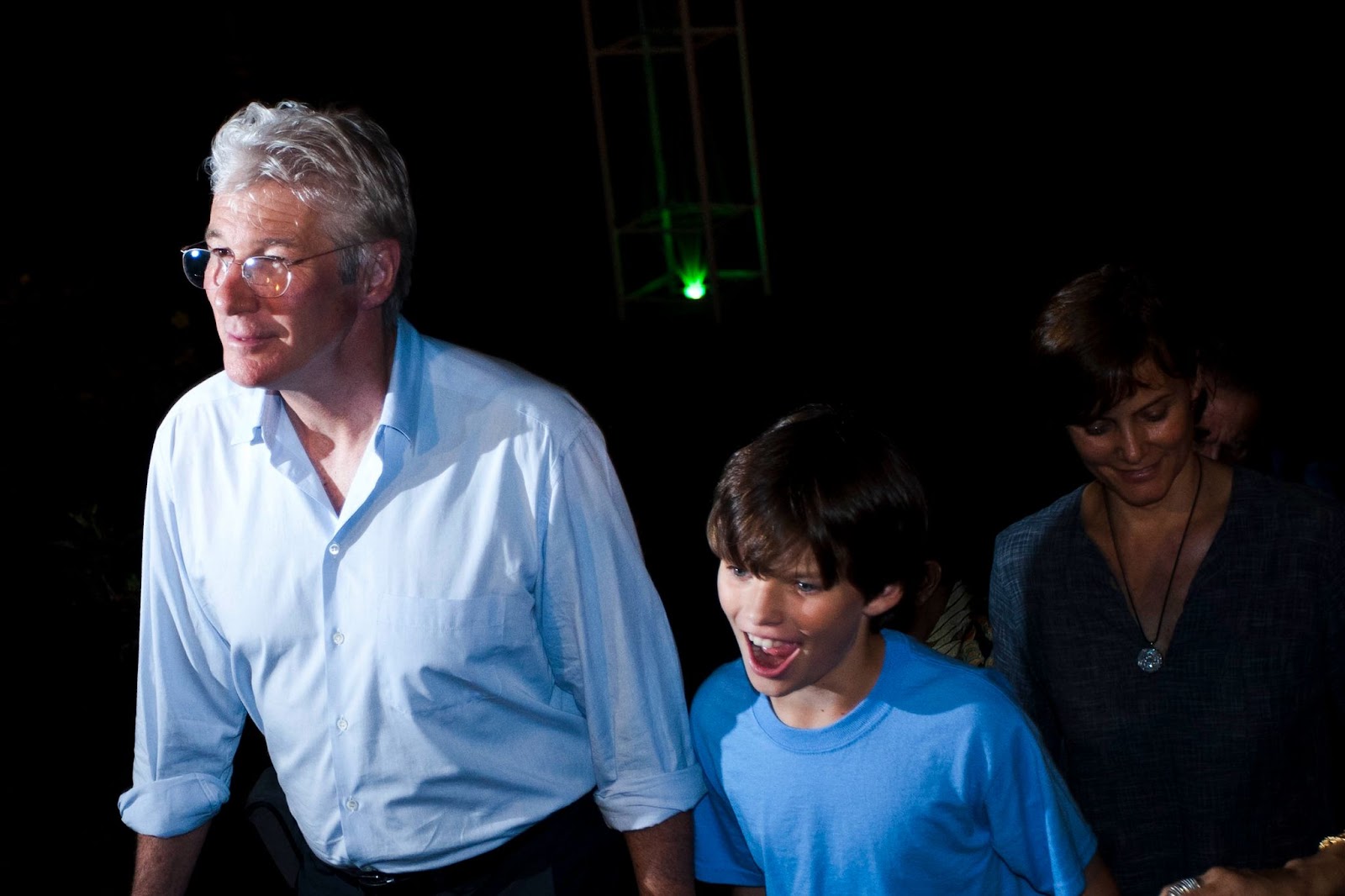 Richard Gere und sein Sohn Homer James Jigme bei der Ballettaufführung von "Mahakarya Borobudur" am 26. Juni 2011 in Indonesien. | Quelle: Getty Images