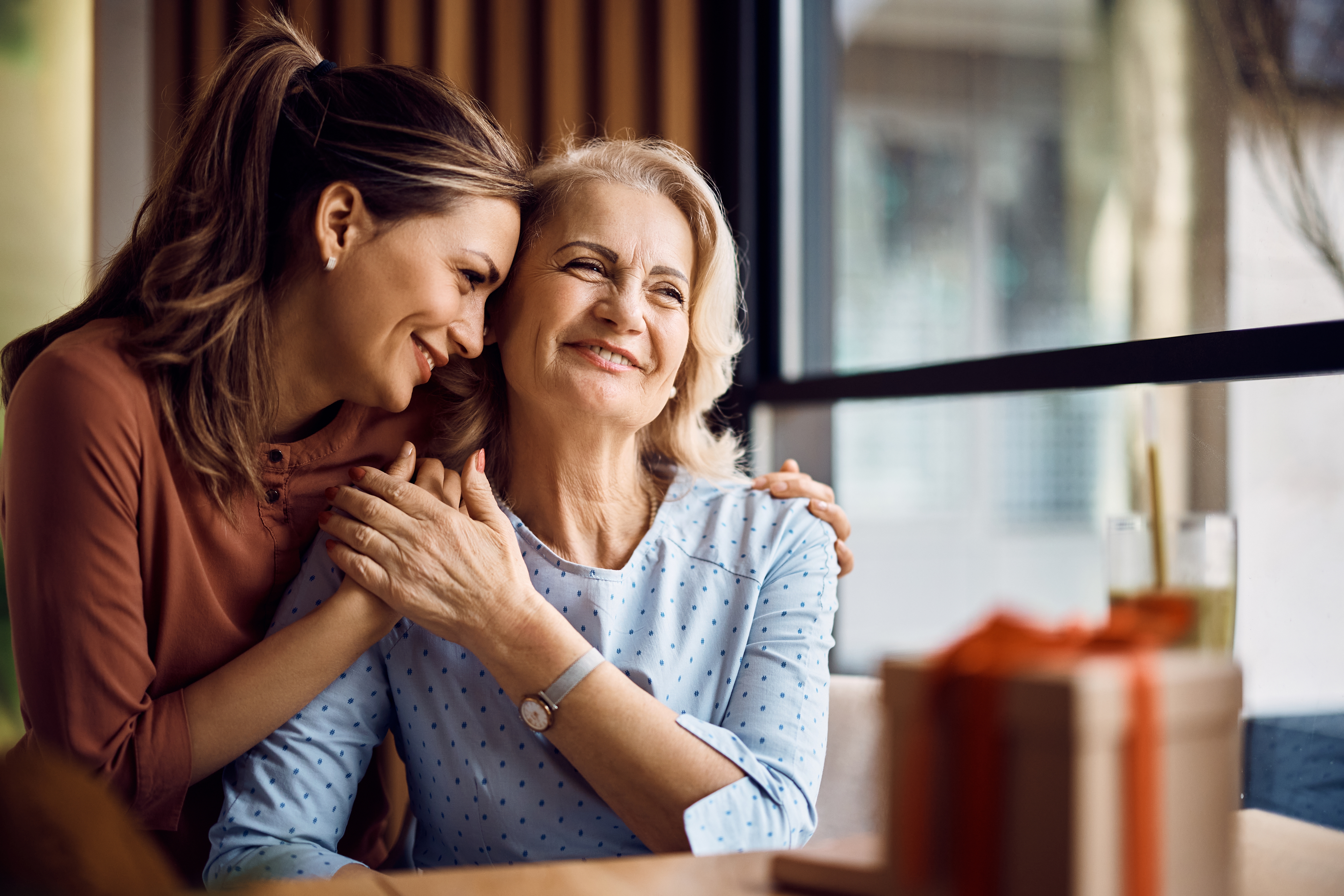 Eine Mutter und ihre Tochter in guter Stimmung | Quelle: Shutterstock