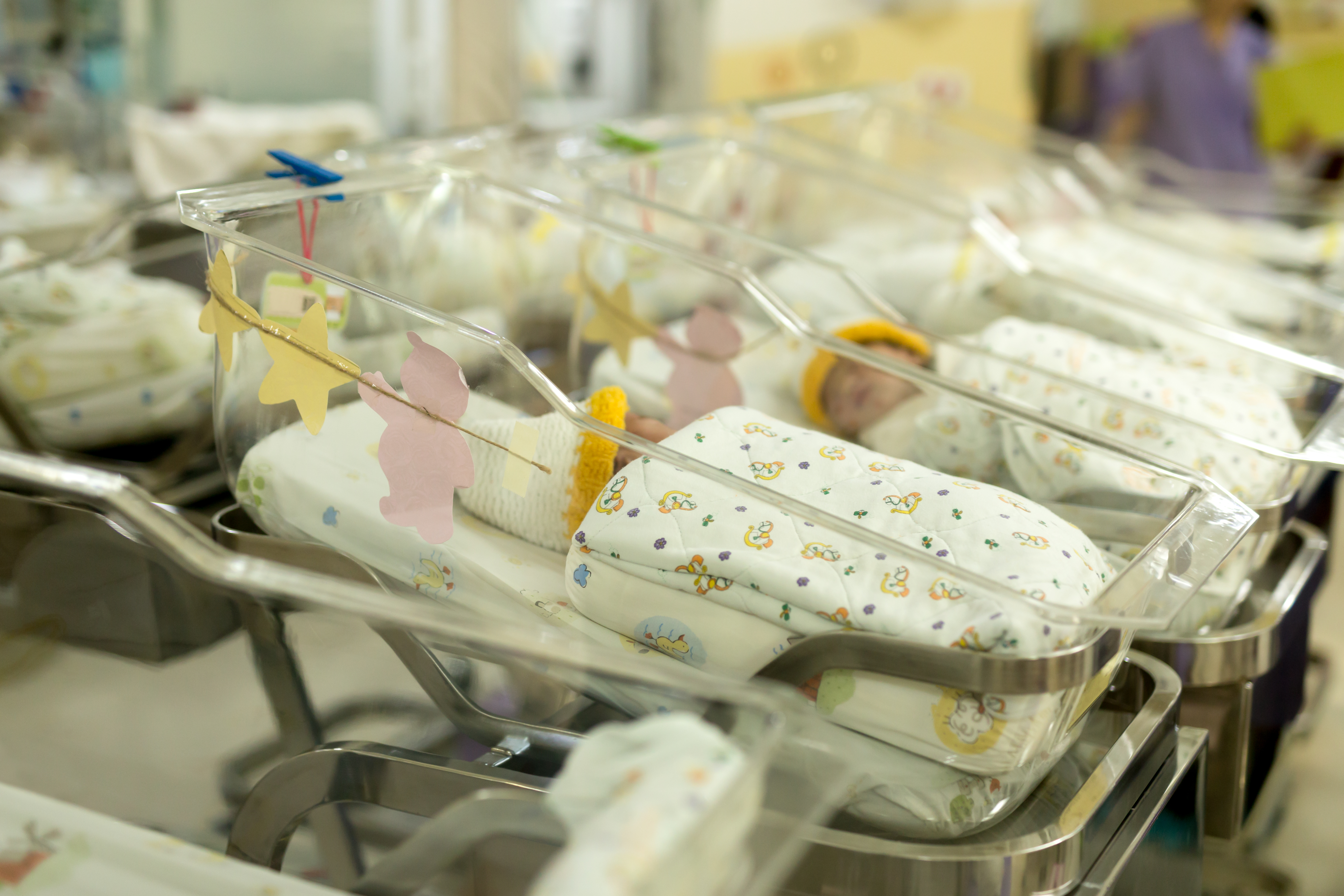 Neugeborene in einem Krankenhauskinderzimmer | Quelle: Shutterstock