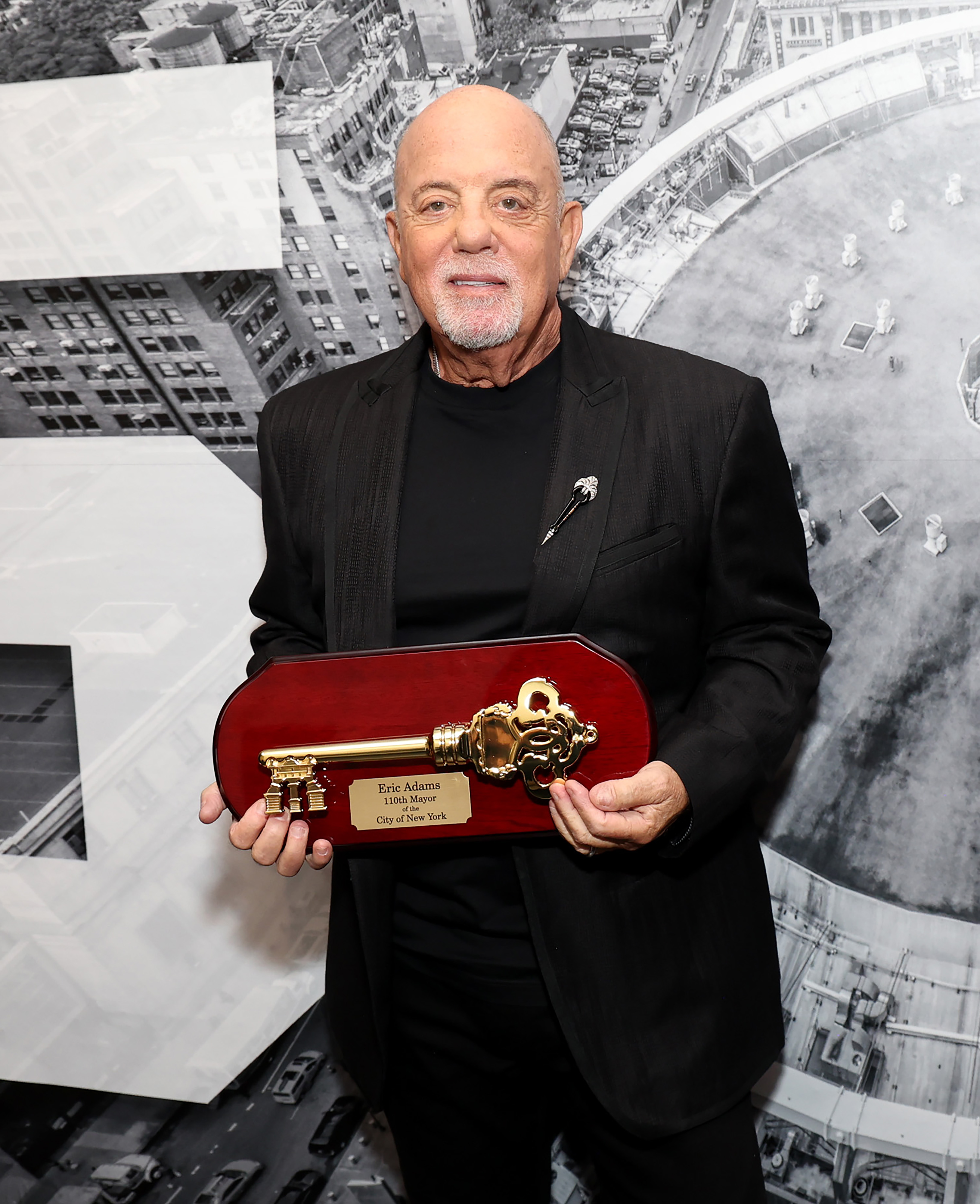 Billy Joel nach der Übergabe des Schlüssels zur Stadt New York hinter der Bühne vor der letzten Show seiner Residency im Madison Square Garden am 25. Juli 2024. | Quelle: Getty Images