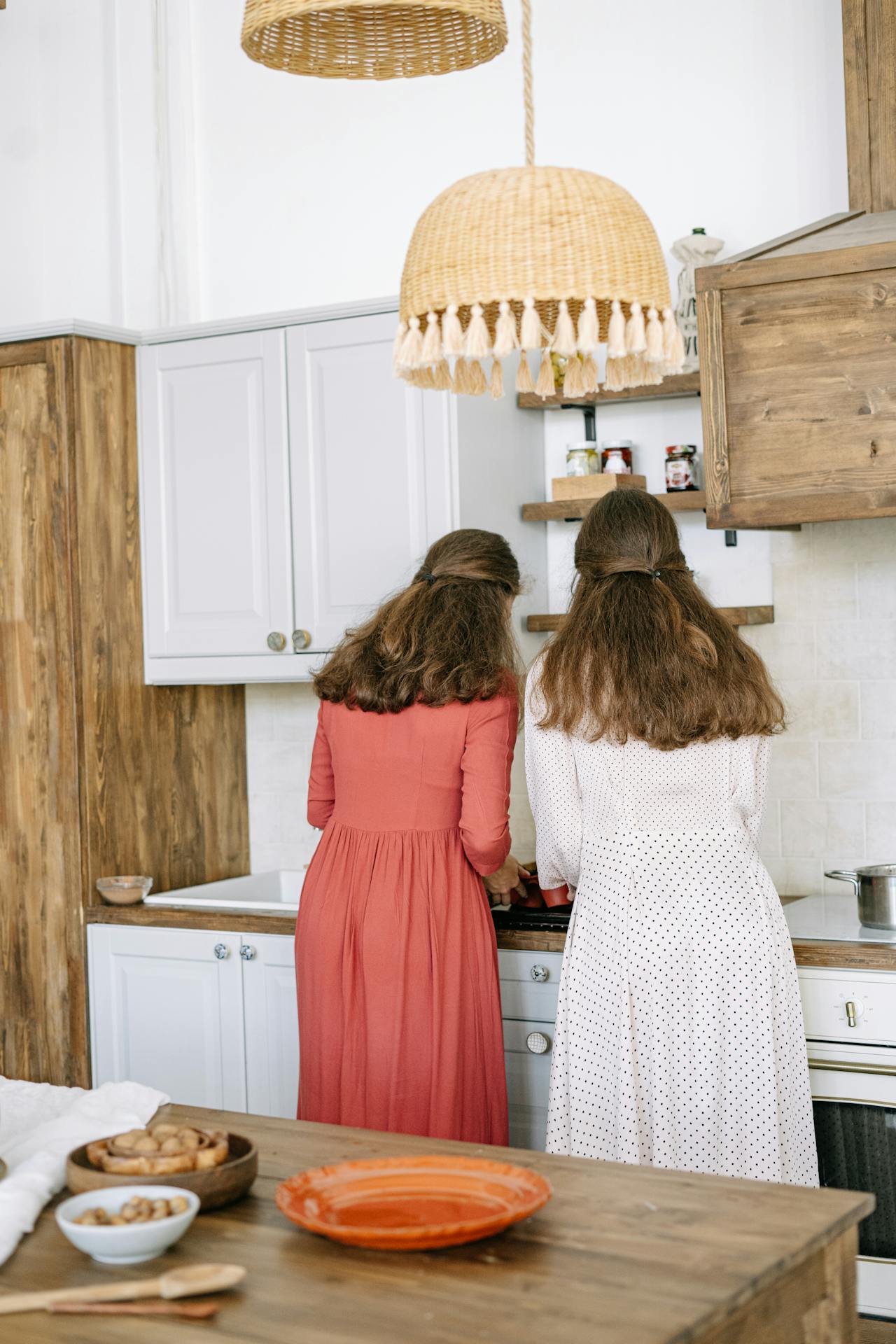 Zwei junge Frauen in der Küche | Quelle: Pexels