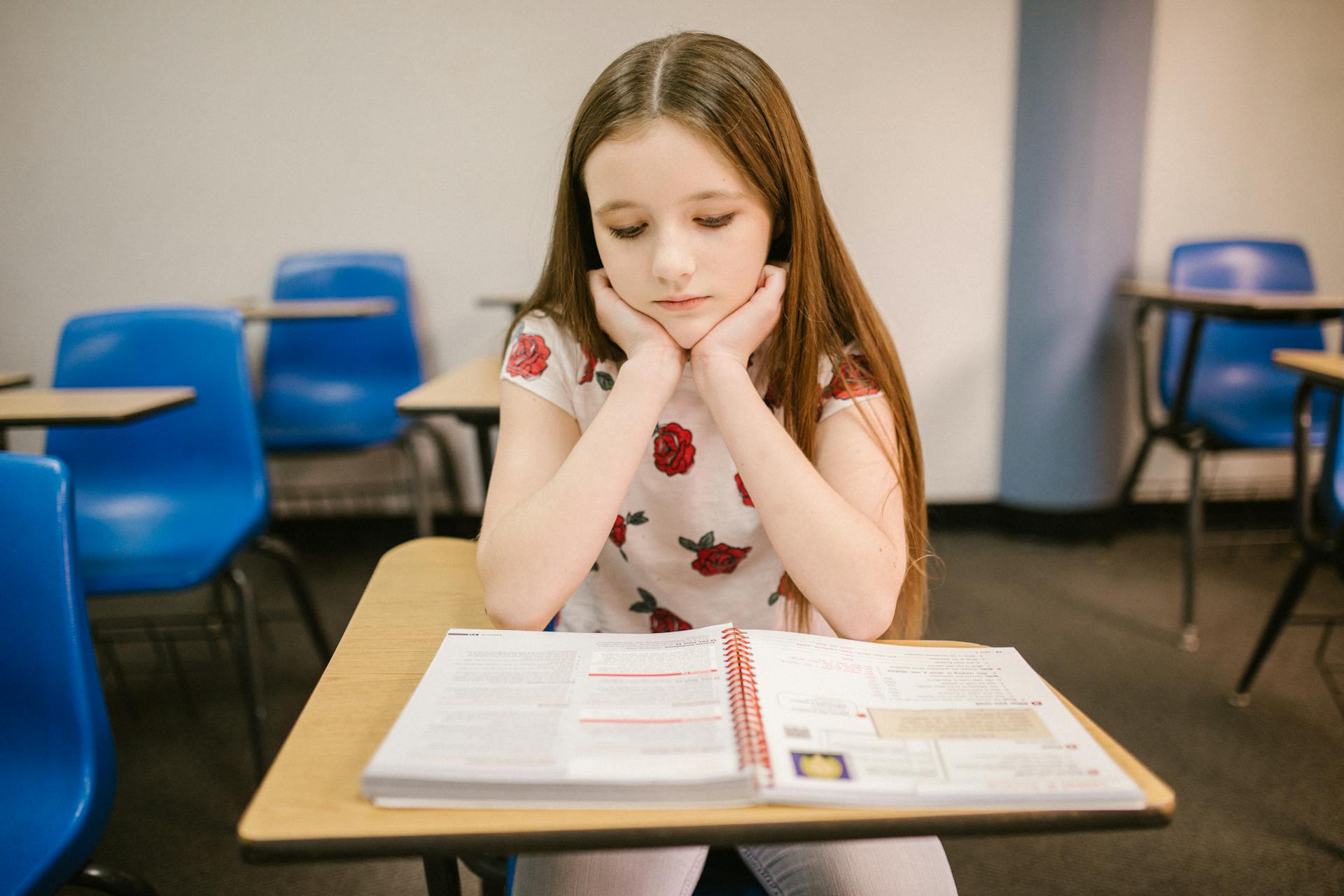 Ein Mädchen sitzt in ihrem Klassenzimmer | Quelle: Pexels