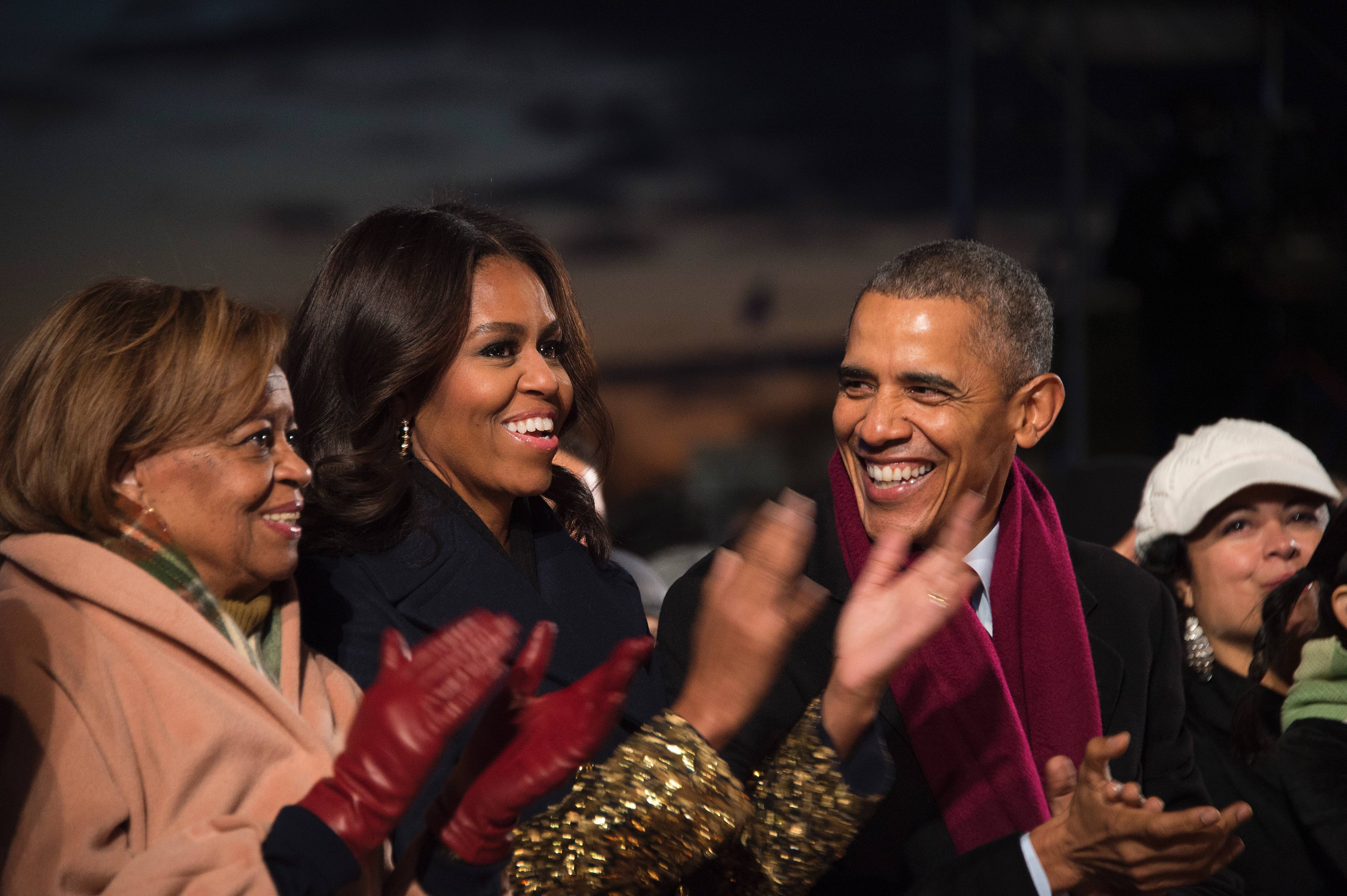 Barack erinnerte sich später an Marian als eine stabilisierende Kraft für die Familie, als sich ihr Leben auf eine Weise veränderte, die keiner von ihnen hätte vorhersehen können. Ihre Unterstützung, so sagte er, habe dazu beigetragen, dass sie „mit beiden Beinen fest auf dem Boden“ blieben. | Quelle: Getty Images