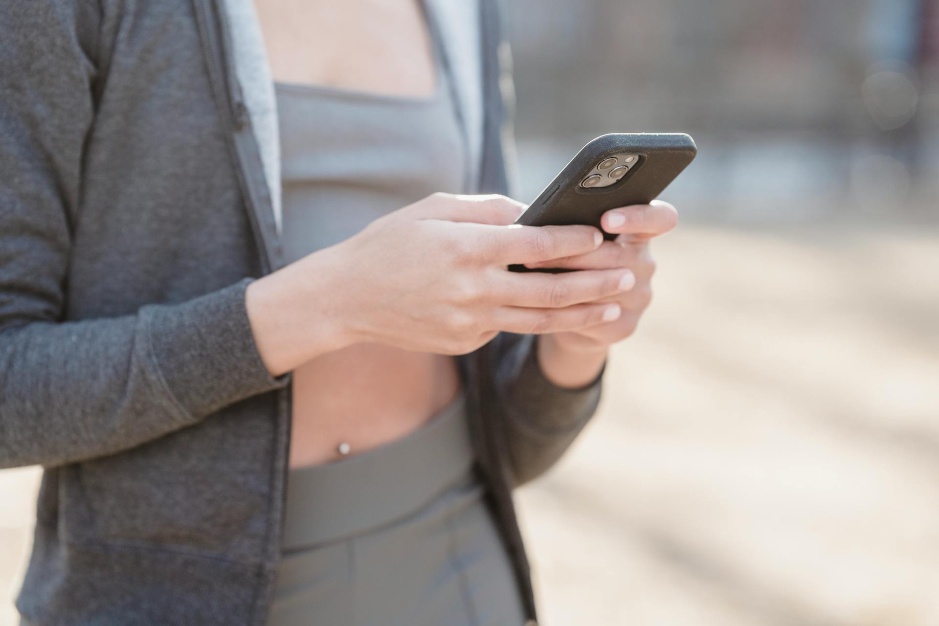 Eine Frau schreibt eine SMS | Quelle: Pexels