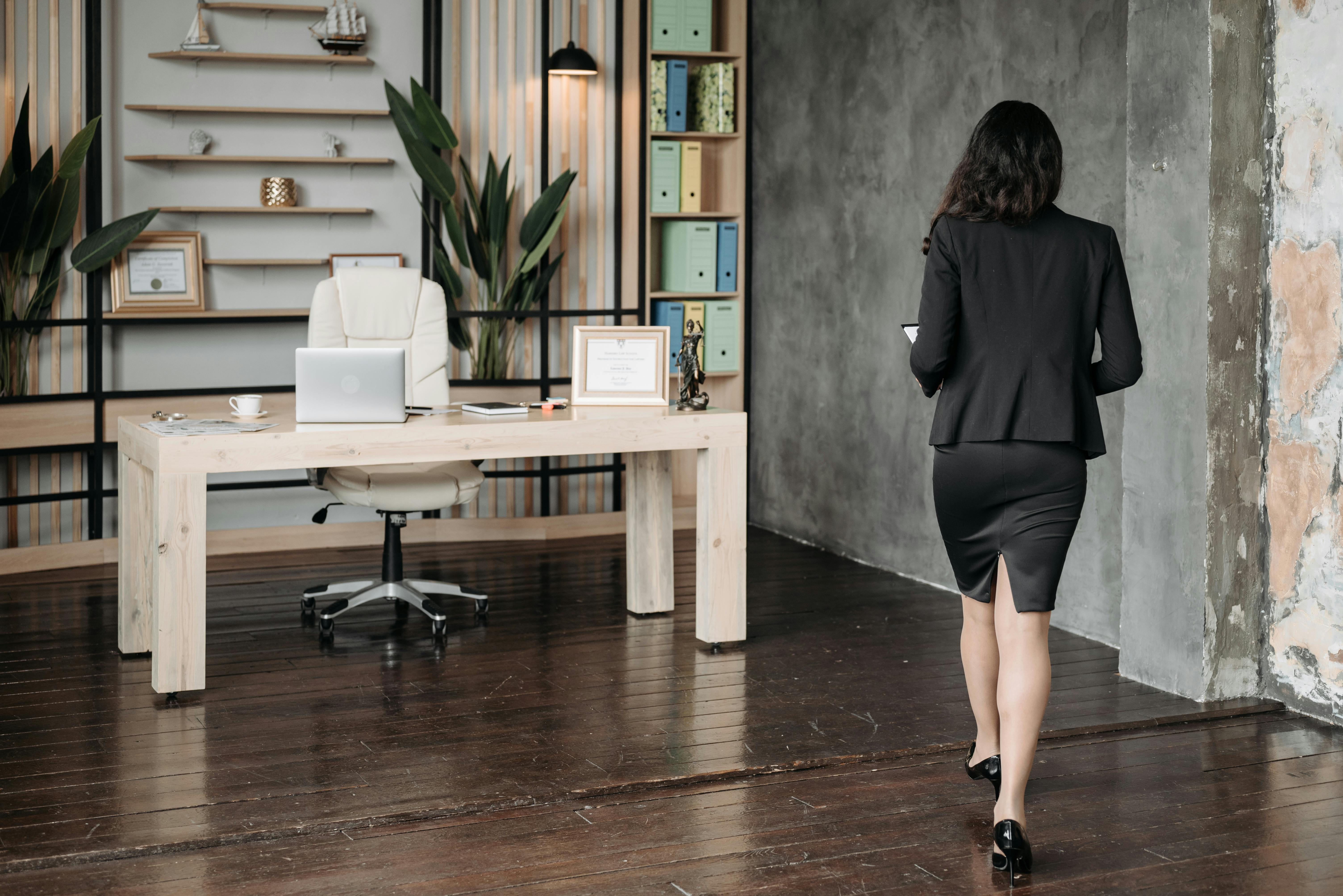 Frau beim Betreten eines Büros | Quelle: Pexels