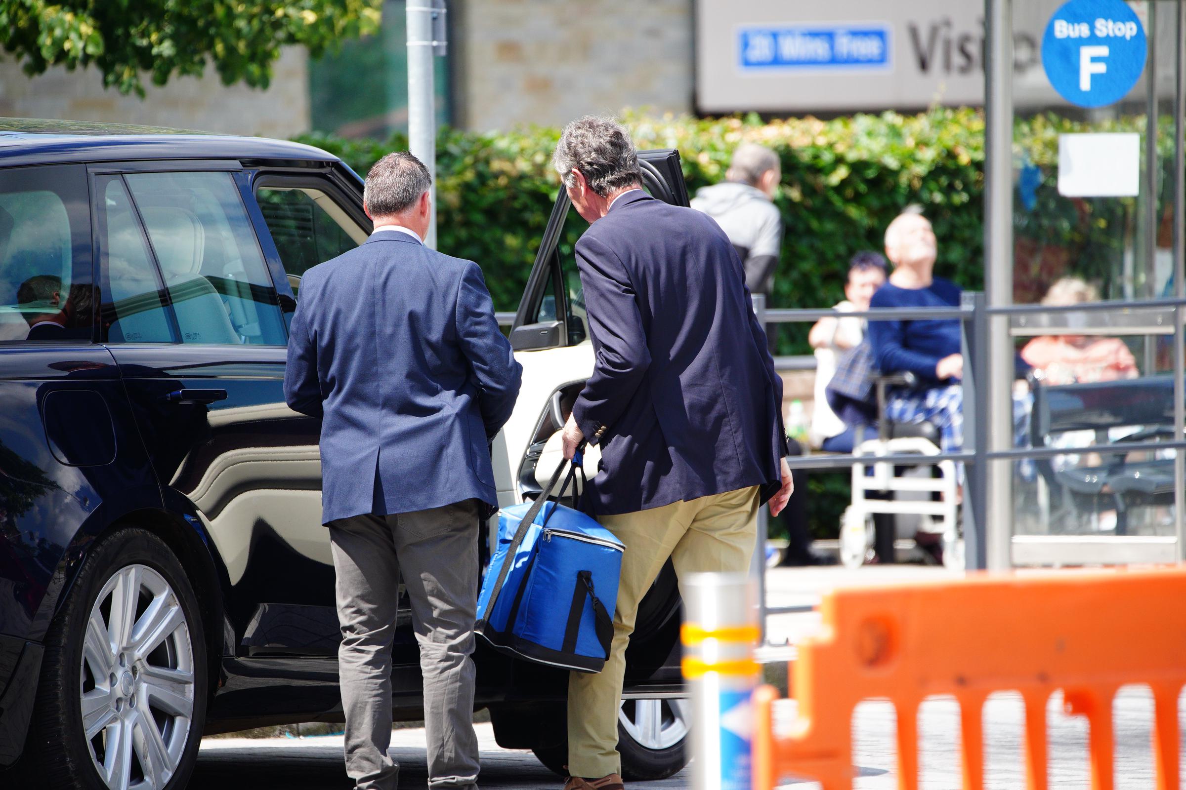 Sir Timothy Laurence bei der Ankunft im Southmead Hospital in Bristol, England am 25. Juni 2024 | Quelle: Getty Images