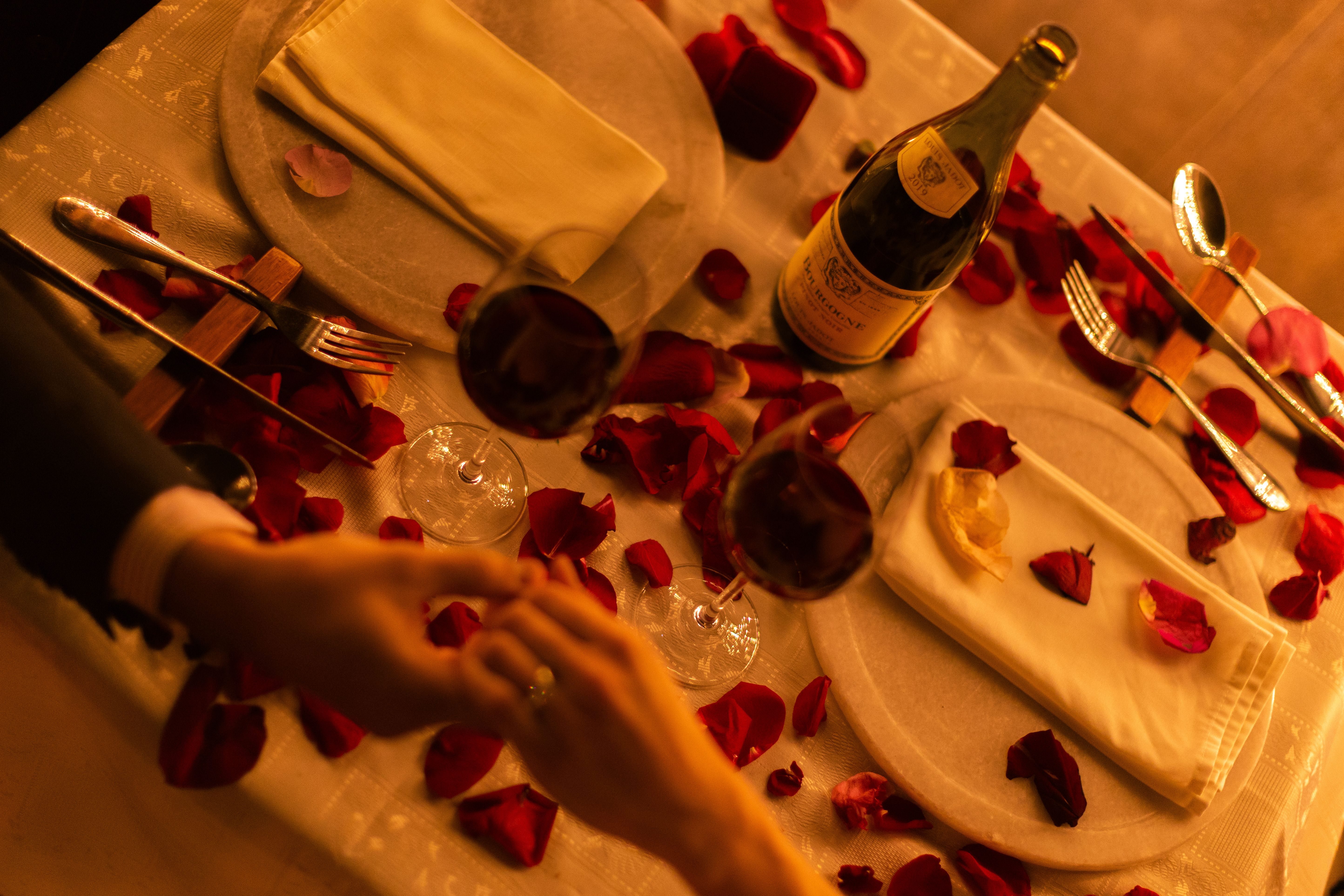 Ein Paar bei einem romantischen Abendessen | Quelle: Pexels