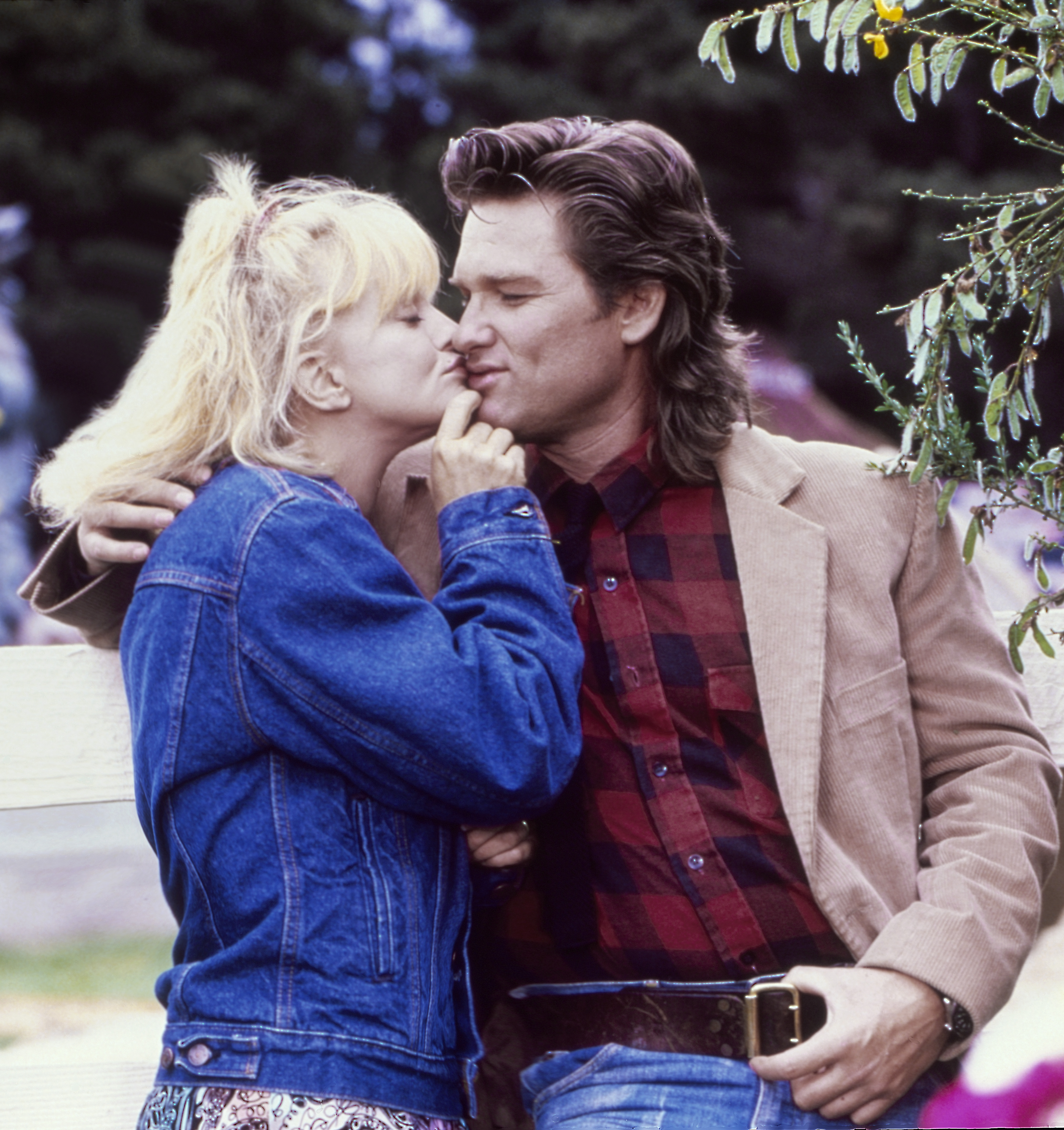 Goldie Hawn und Kurt Russell posieren für ein Porträt am Set von "Overboard" in Fort Bragg, im Oktober 1987 | Quelle: Getty Images