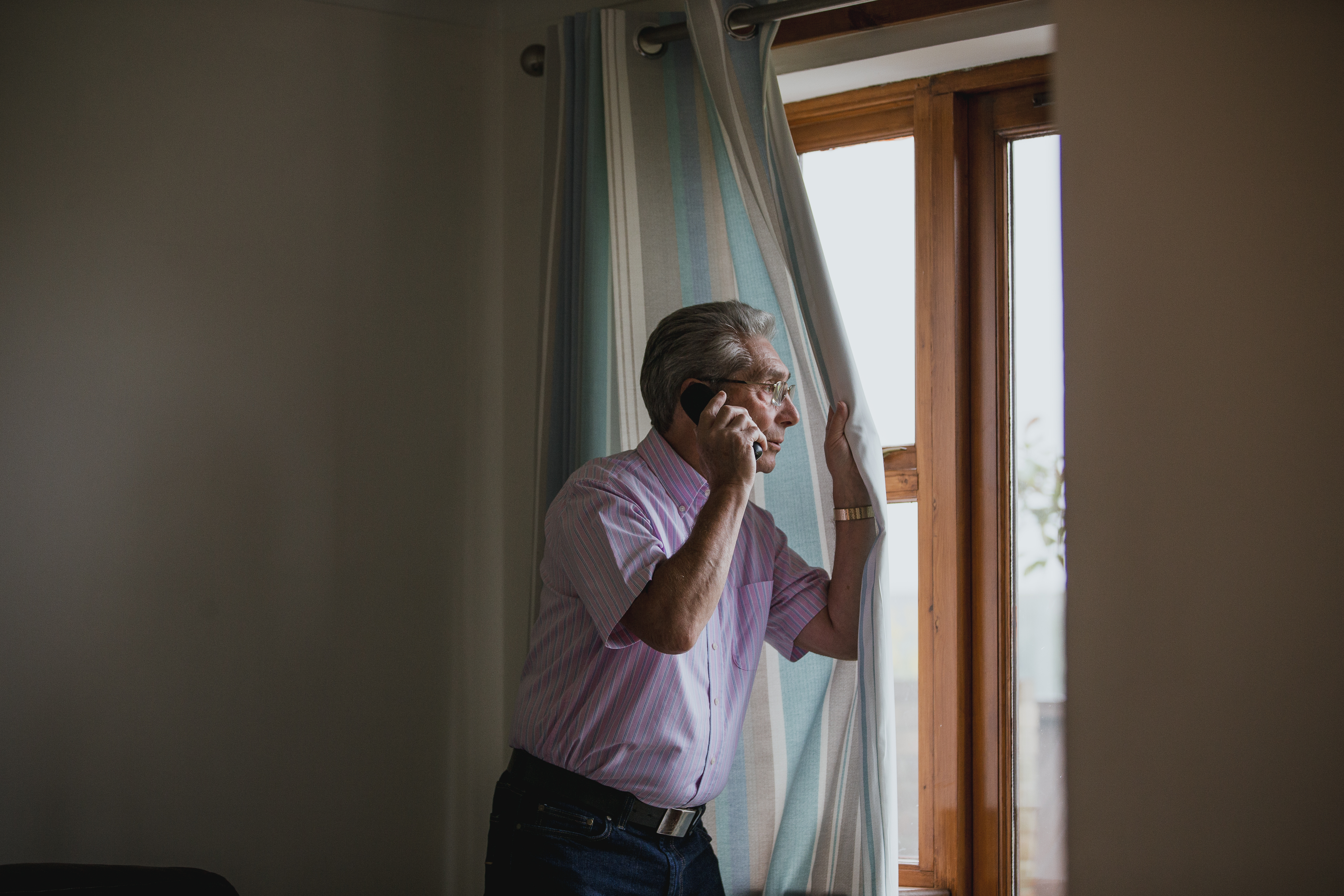 Älterer Mann am Telefon | Quelle: Getty Images