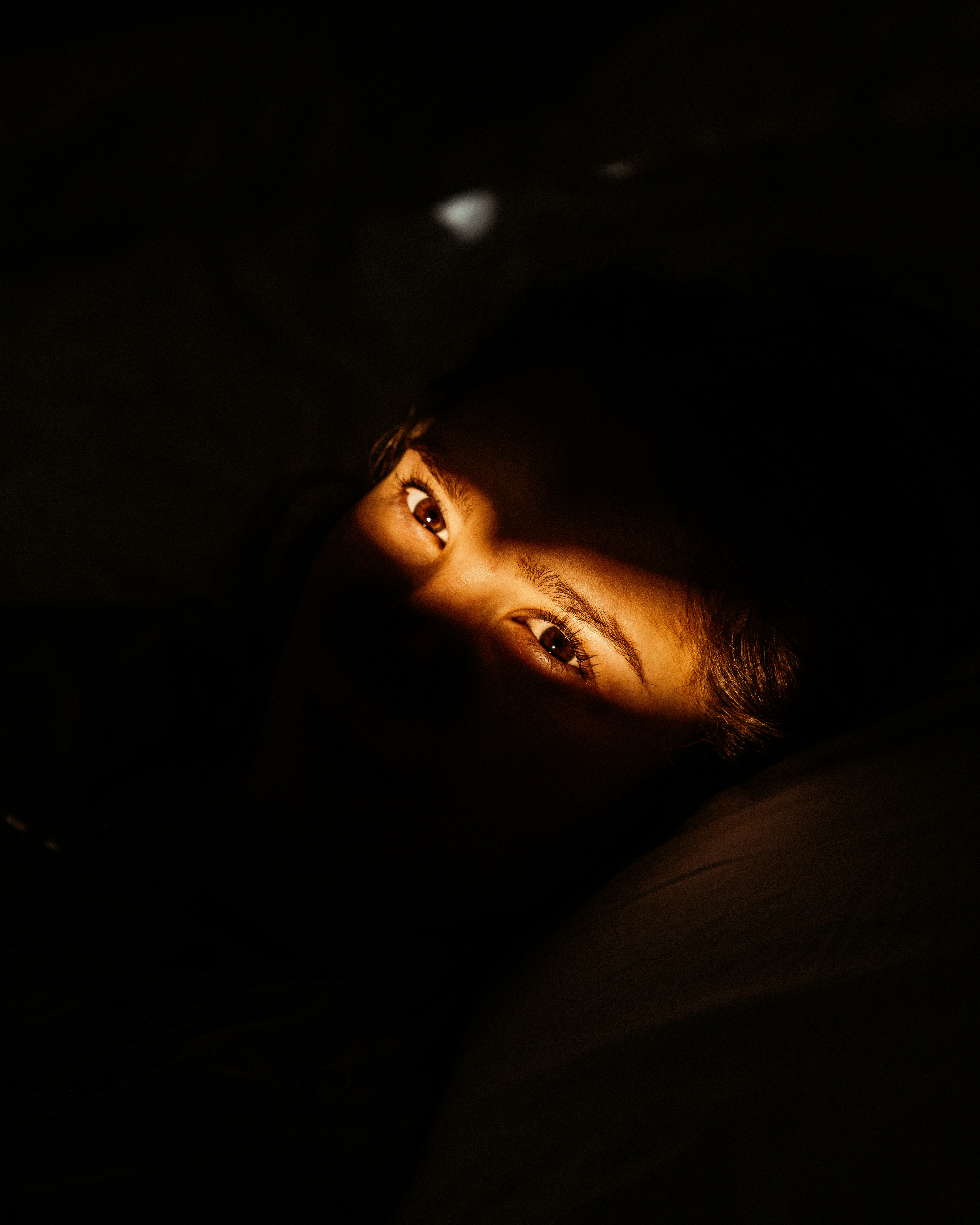 Ein Blick in die Augen eines Mannes, der wach im Bett liegt | Quelle: Unsplash