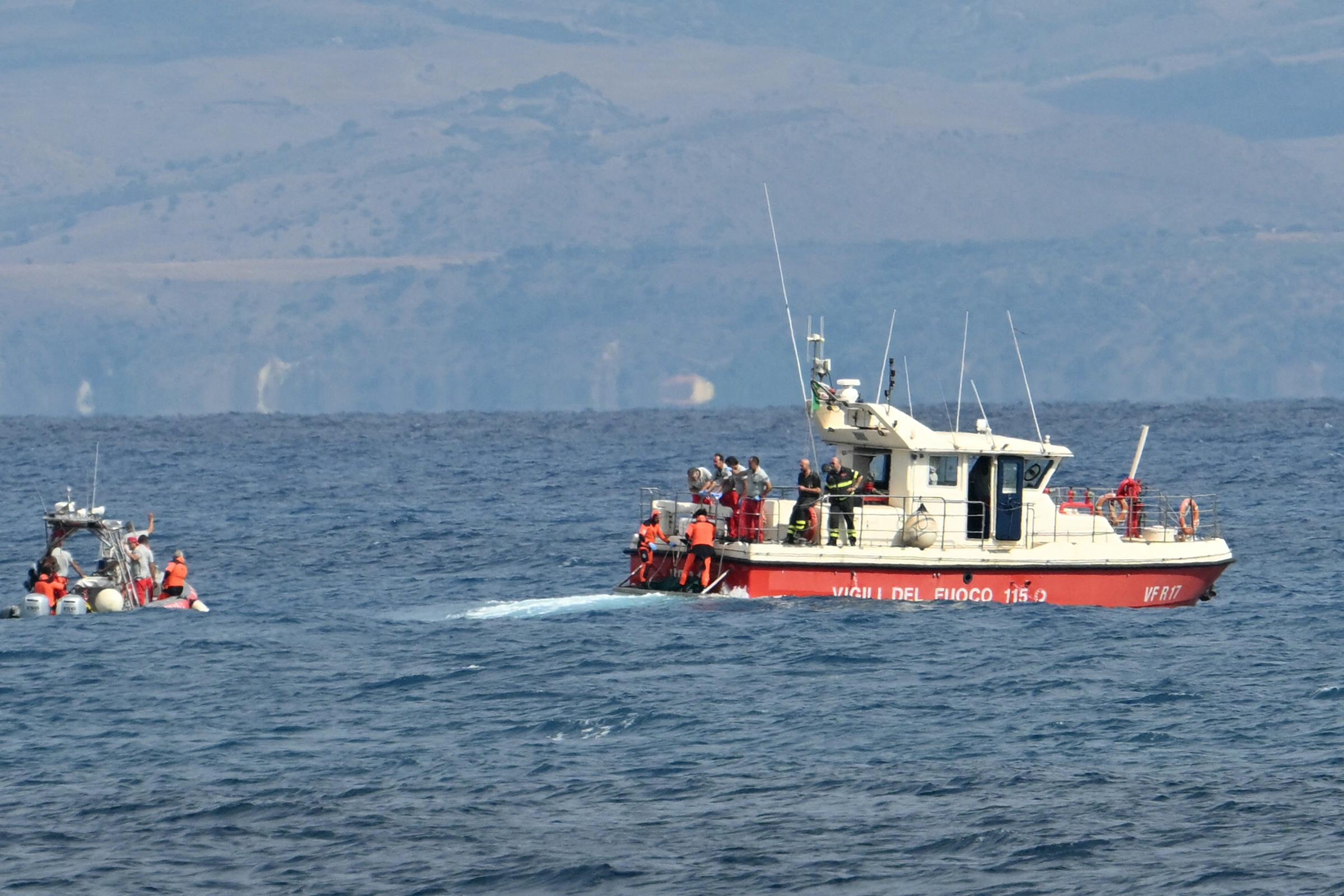 Taucher der Vigili del Fuoco tragen einen Leichensack vom Boot vor Porticello bei Palermo, am 21. August 2024 | Quelle: Getty Images