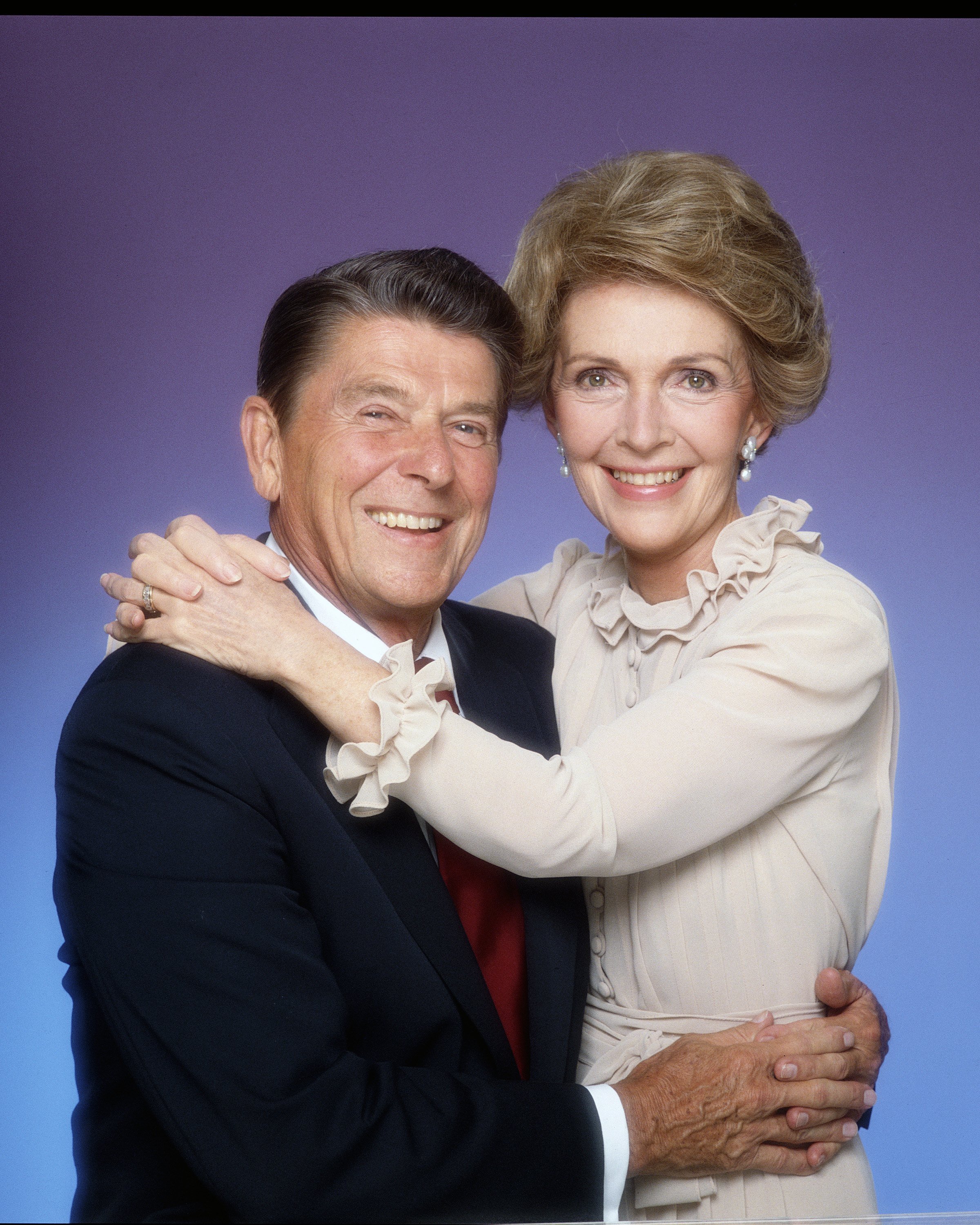Präsident Ronald Reagan und seine Frau Nancy posieren für eine Porträtsession im Januar 1981 in Los Angeles, Kalifornien. | Quelle: Getty Images