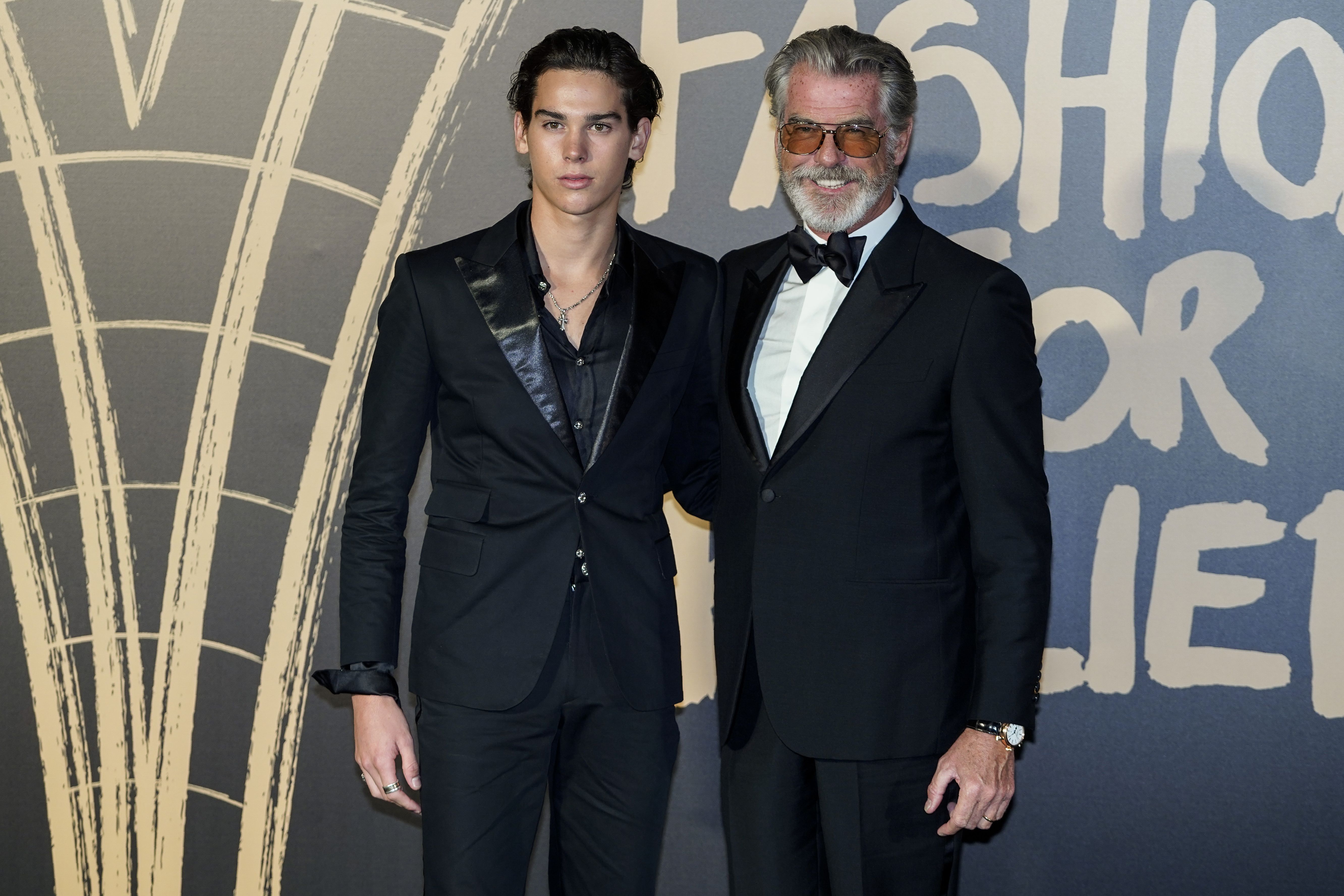 Pierce Brosnan und sein Sohn Paris besuchen die Fashion For Relief Wohltätigkeitsgala während der London Fashion Week am 14. September 2019 | Quelle: Getty Images