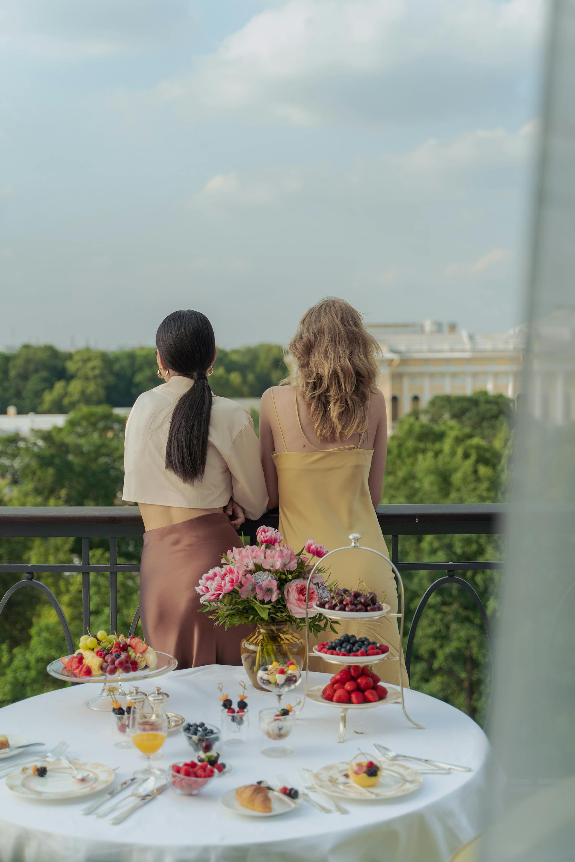 Eine Rückansicht von Frauen, die auf einem Balkon stehen | Quelle: Pexels