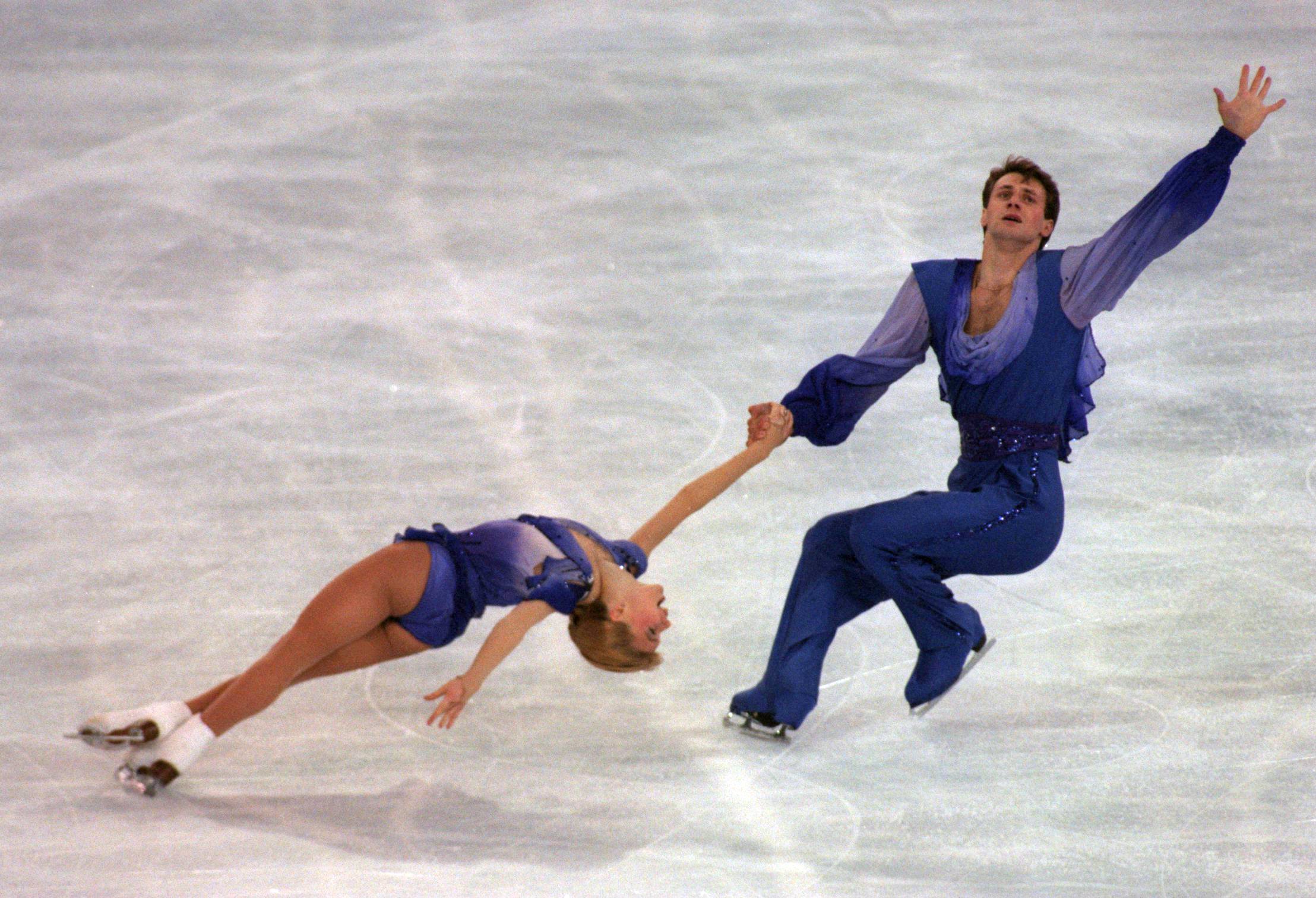 Evgenia Shishkova und Vadim Naumov aus Russland zeigen ihre Paarlauf-Kür während der Eiskunstlauf-Weltmeisterschaften in der National Indoor Arena in Birmingham, England, am 8. März 1995 | Quelle: Getty Images