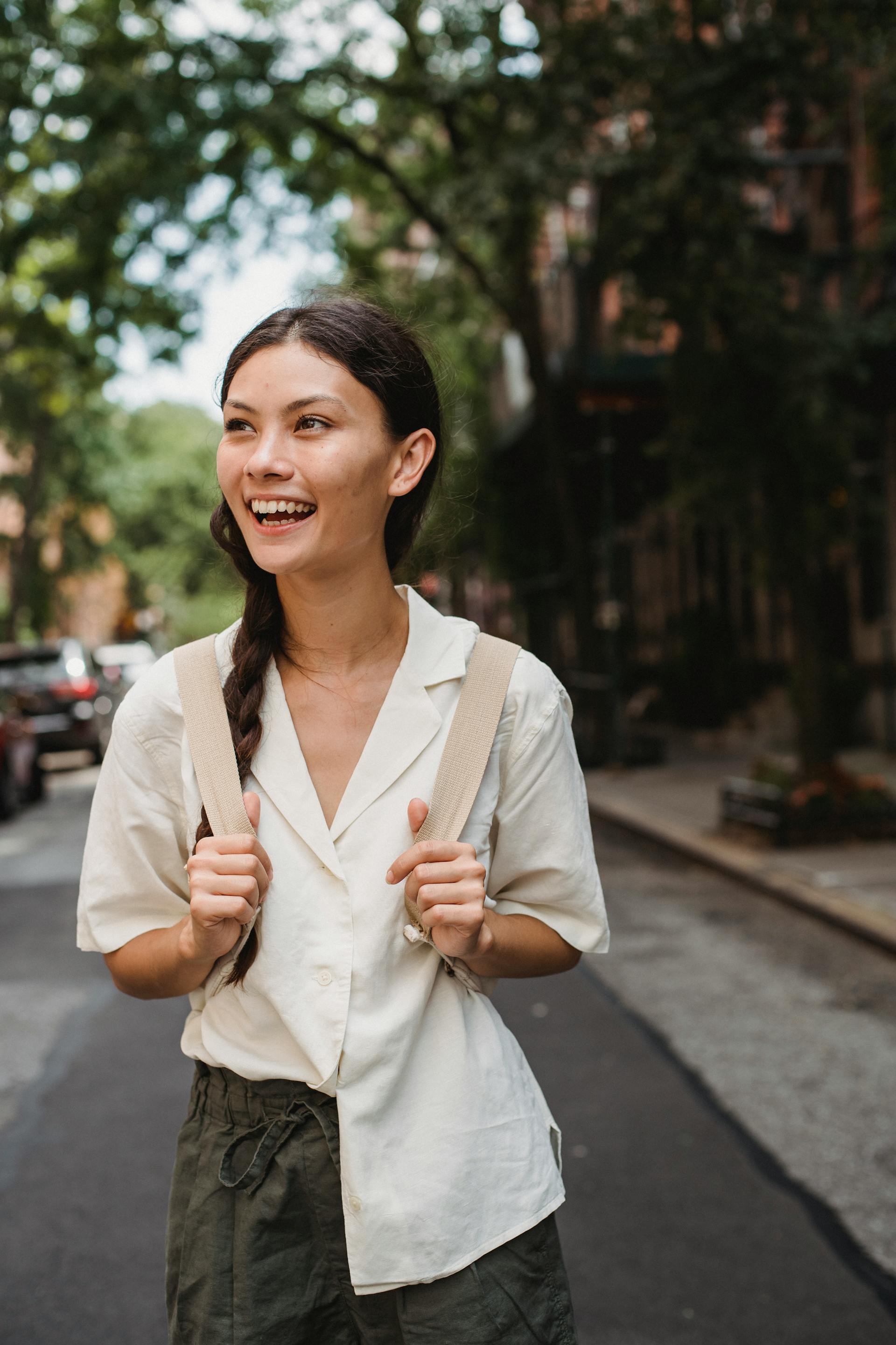 Eine glückliche Frau auf Reisen | Quelle: Pexels