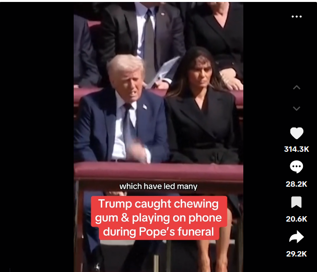 Donald Trump sitzt neben Melania Trump mit Kaugummi im Mund. | Quelle: Tiktok/@dailymirror