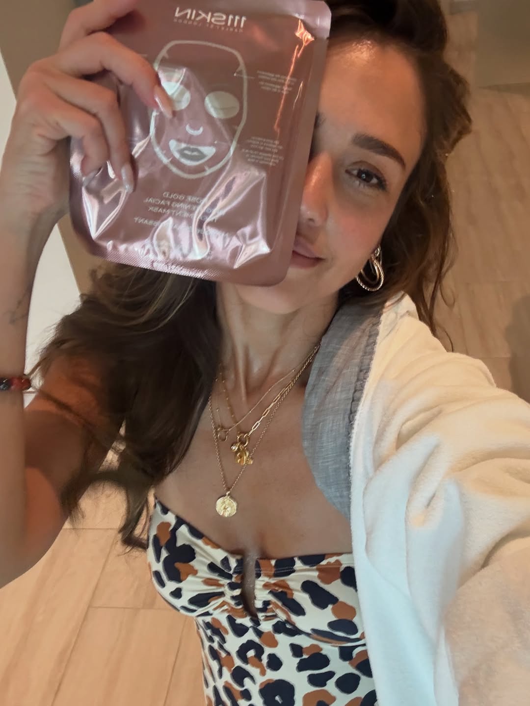 Jessica Alba zeigt eine Gesichtsmaske, während sie im Urlaub ein Selfie von ihrem Karussell macht, datiert auf den 1. Juni 2025 | Quelle: Instagram/jessicaalba