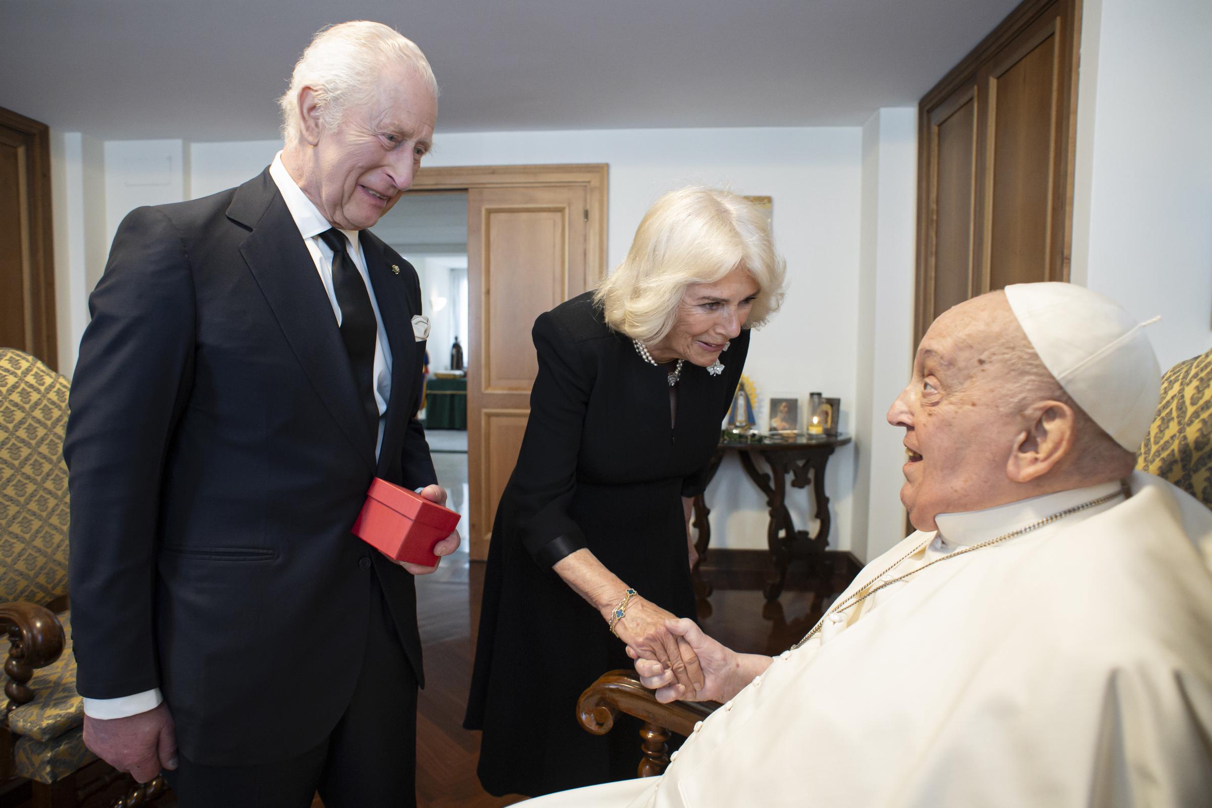 Papst Franziskus trifft sich mit König Charles III. und Königin Camilla in der Vatikanstadt, Vatikan, am 9. April 2025 | Quelle: Getty Images