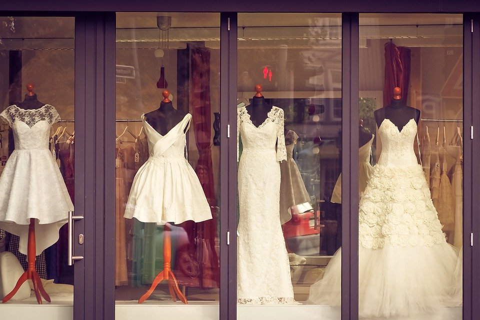 Ralf verlangte von seiner Mutter die Kosten für ein Hochzeitskleid | Quelle: Pixabay