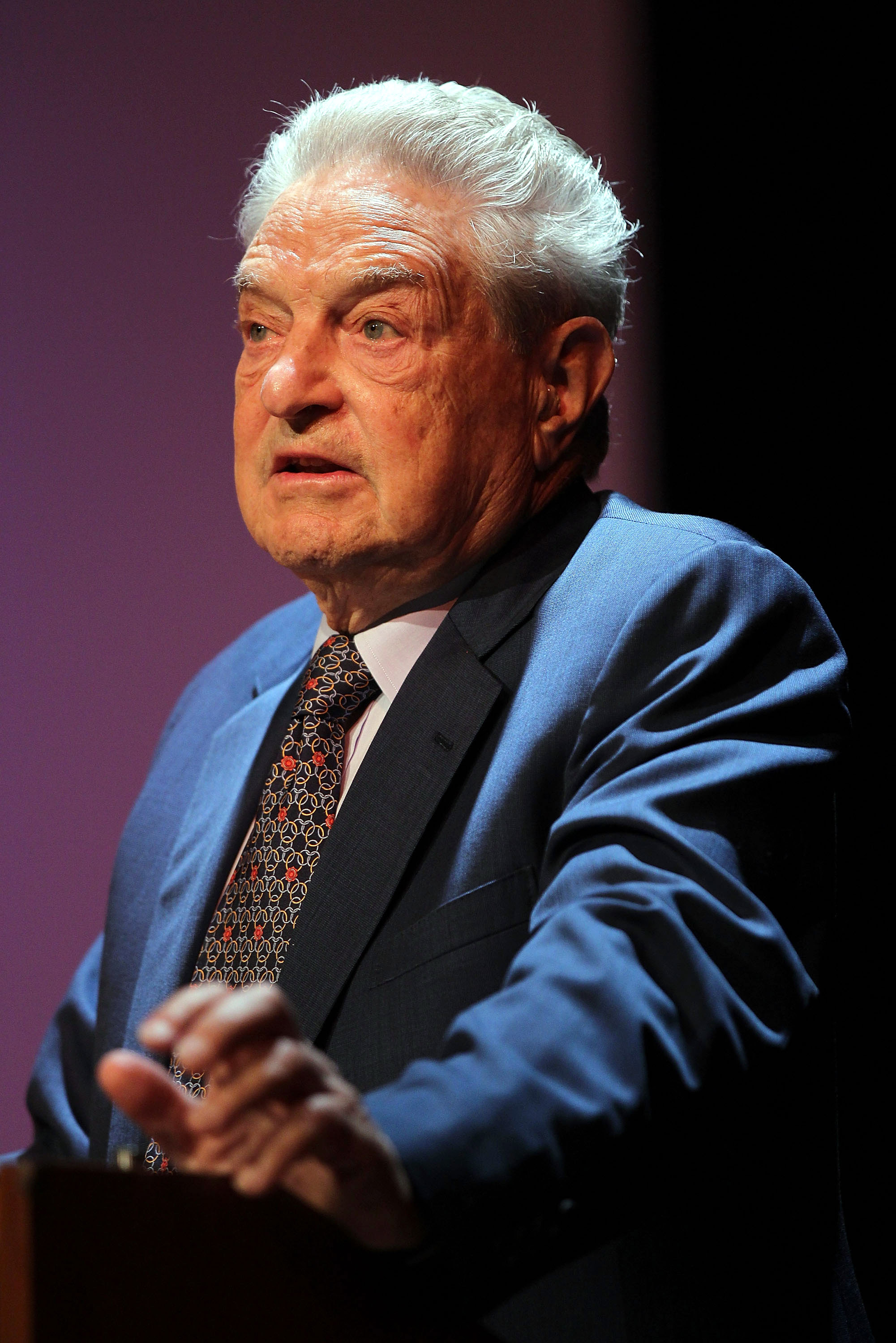 George Soros spricht auf einem Forum der Asia Society am 19. August 2010 in New York City über die globale Reaktion auf die Flutkatastrophe in Pakistan. | Quelle: Getty Images