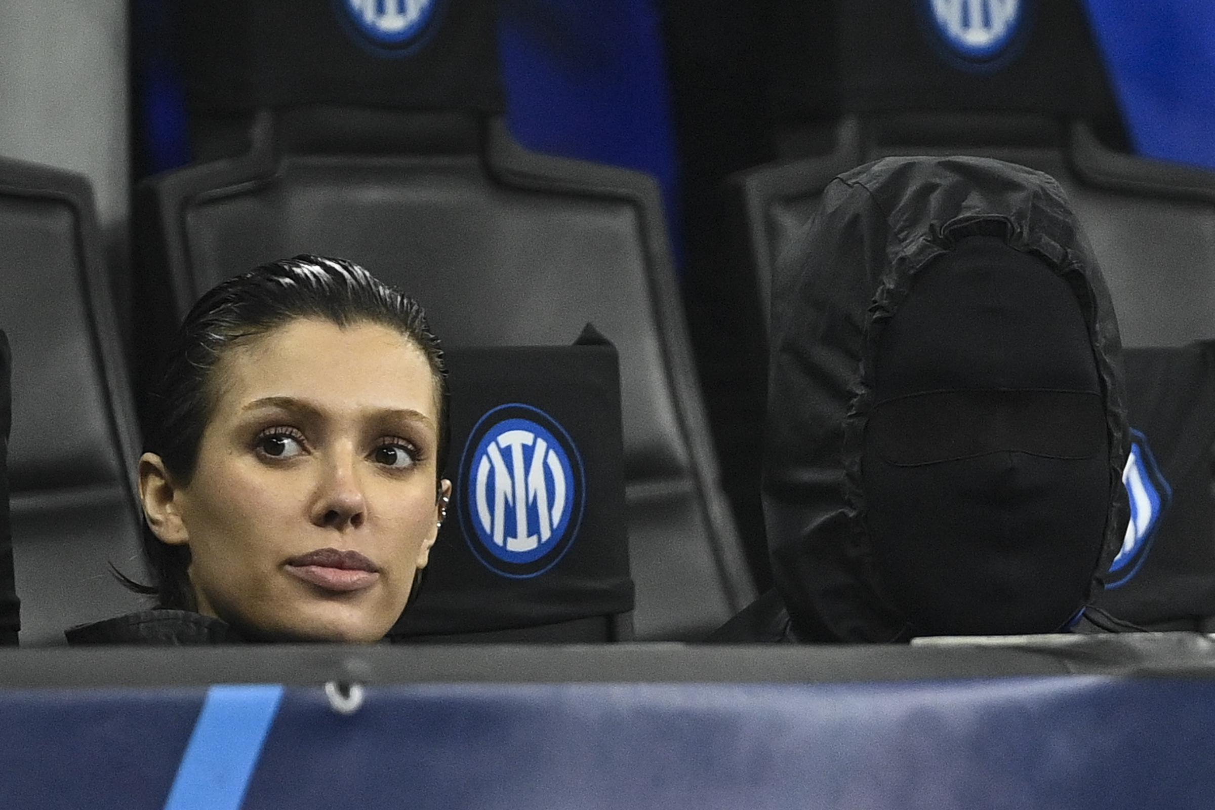 Bianca Censori und Kanye West während des Achtelfinal-Hinspiels der UEFA Champions League 2023/24 zwischen dem FC Internazionale und Atletico Madrid im Stadio Giuseppe Meazza am 20. Februar 2024 in Mailand, Italien. | Quelle: Getty Images