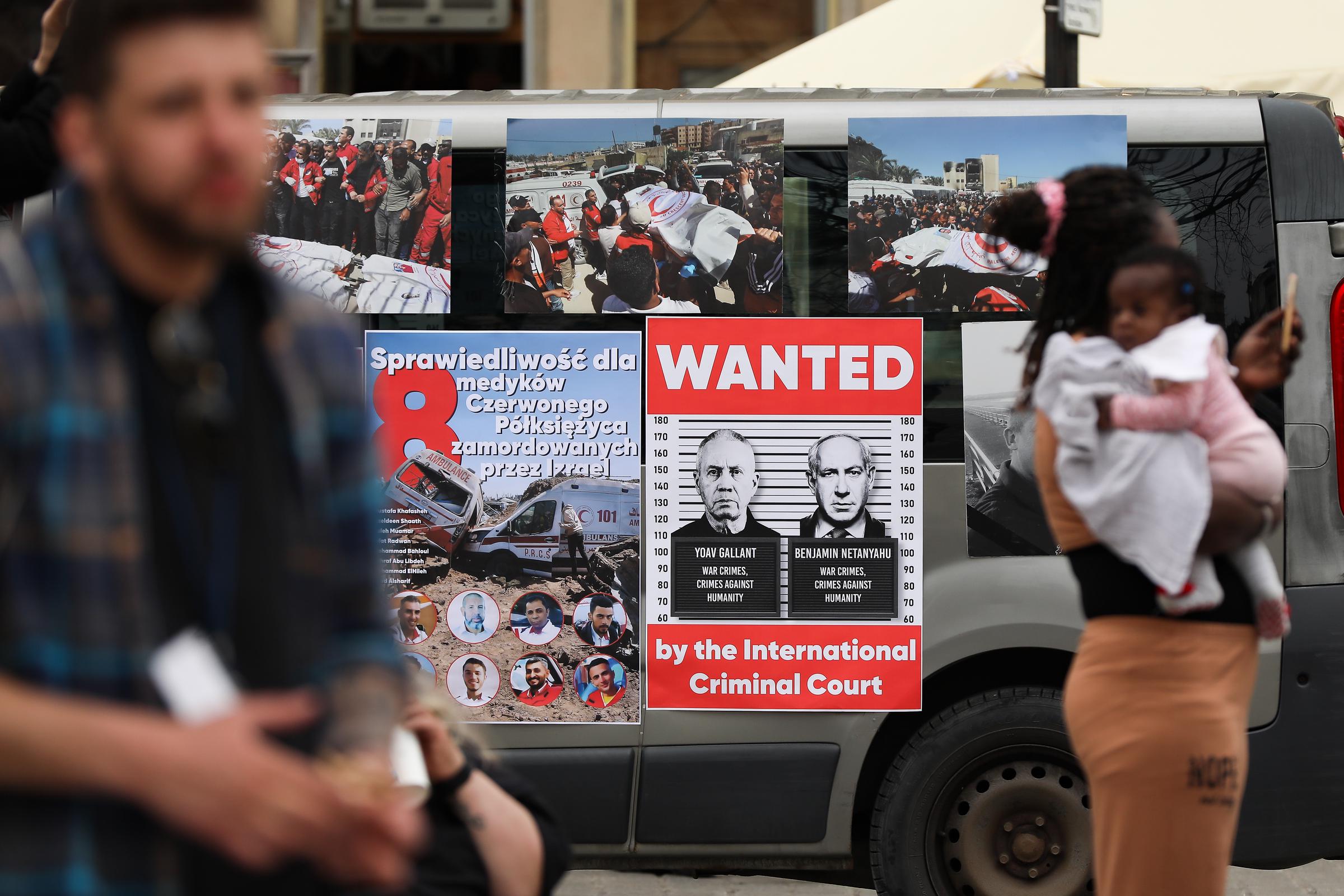Teilnehmer des ersten jüdisch-palästinensisch-polnischen Marsches mit dem Slogan "Wanted" | Quelle: Getty Images