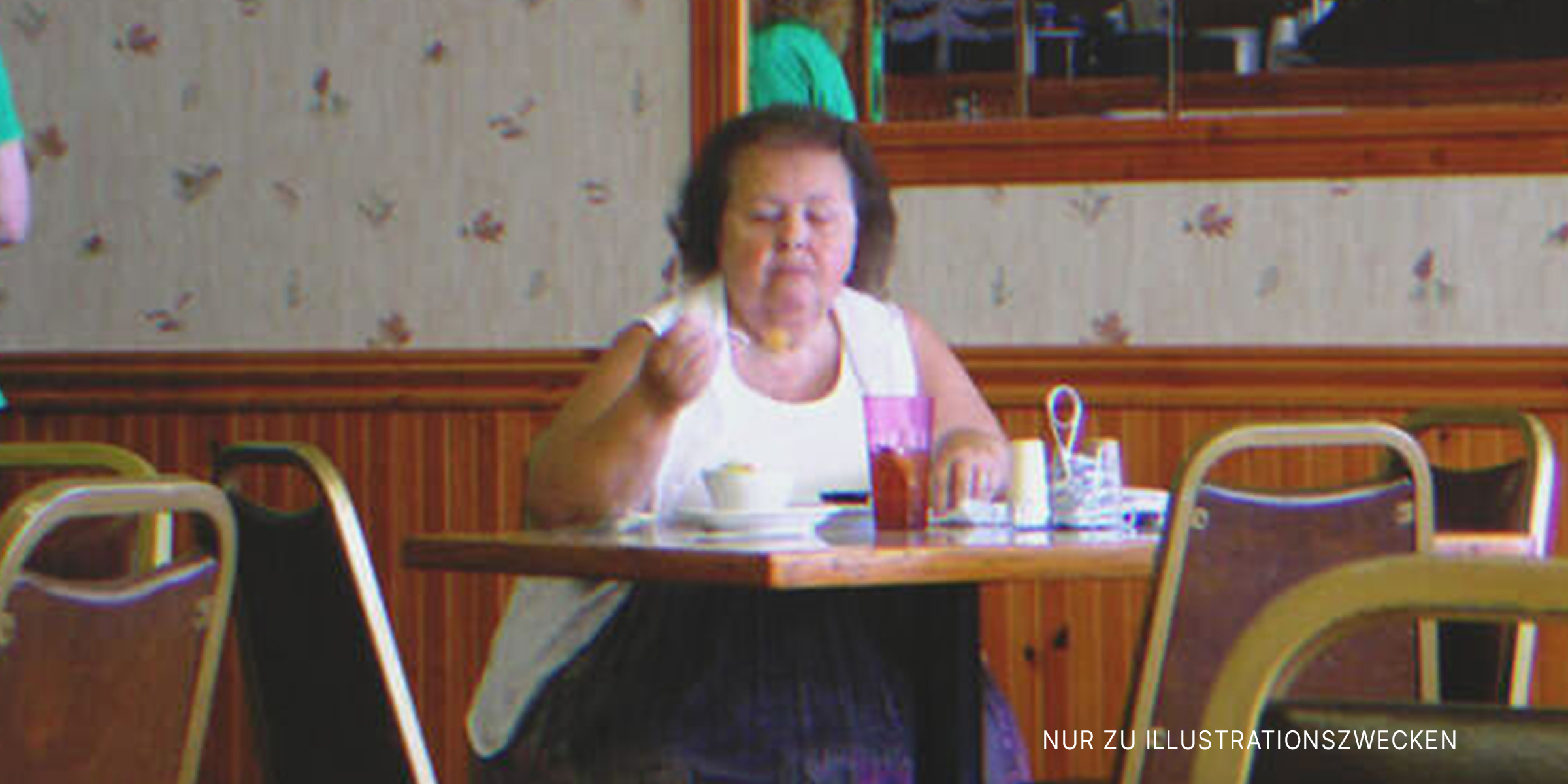 Frau isst im Restaurant | Quelle: Flickr/joguldi (CC BY 2.0)