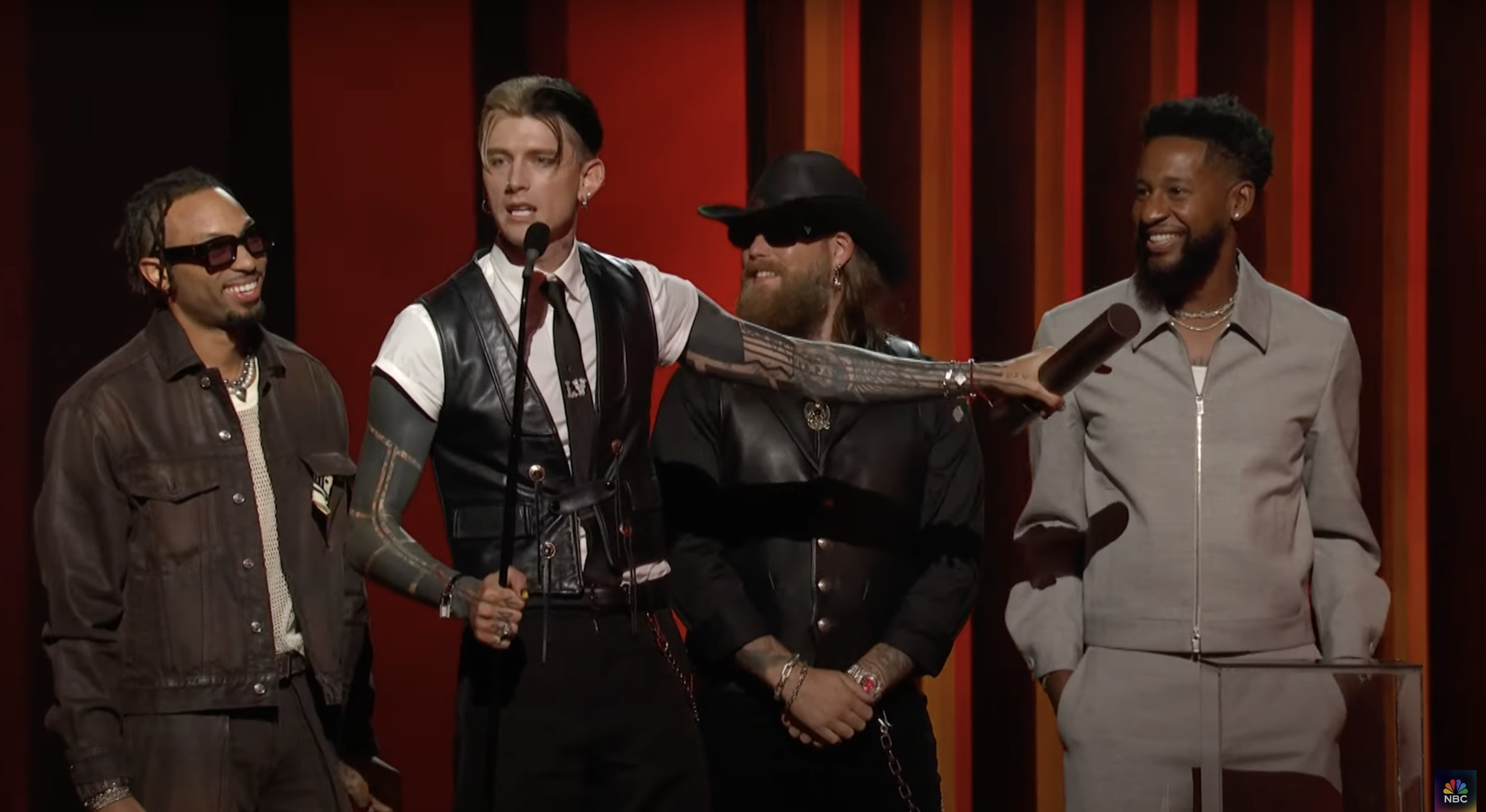 Machine Gun Kelly nimmt seinen Preis auf der Bühne bei den People's Choice Country Awards 2024 entgegen | Quelle: YouTube/NBC