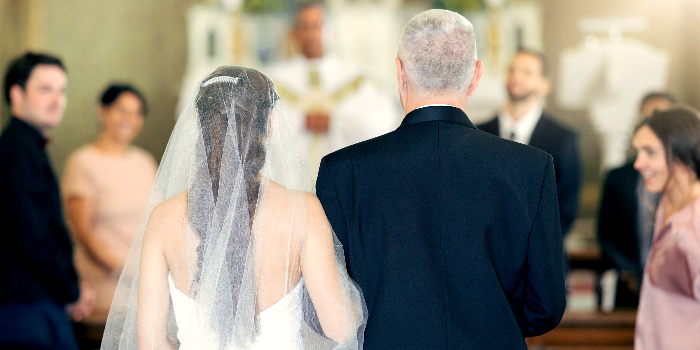 Vater führt seine Tochter zum Altar | Quelle: Shutterstock