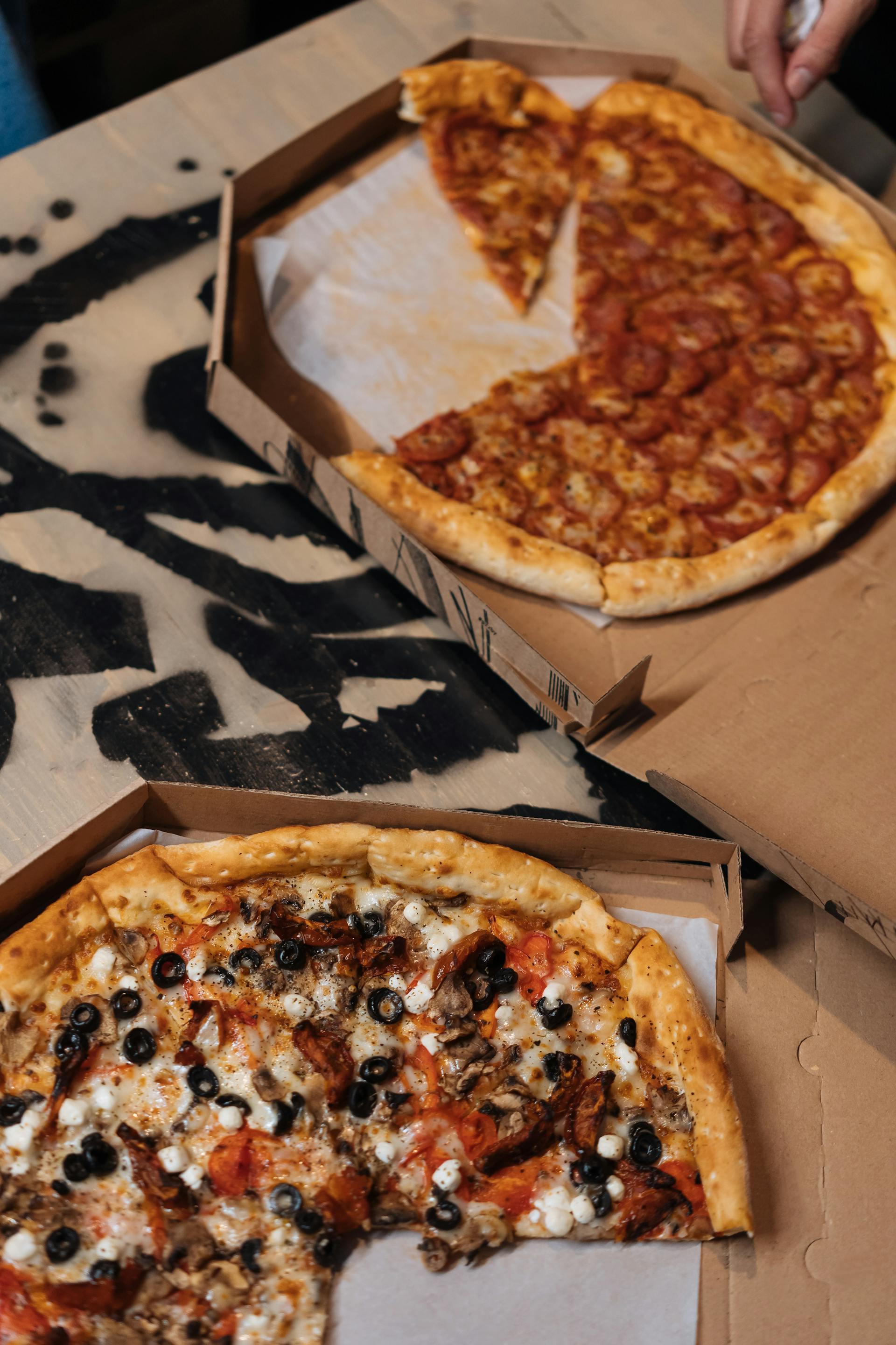 Pizzakartons auf einem Tisch | Quelle: Pexels