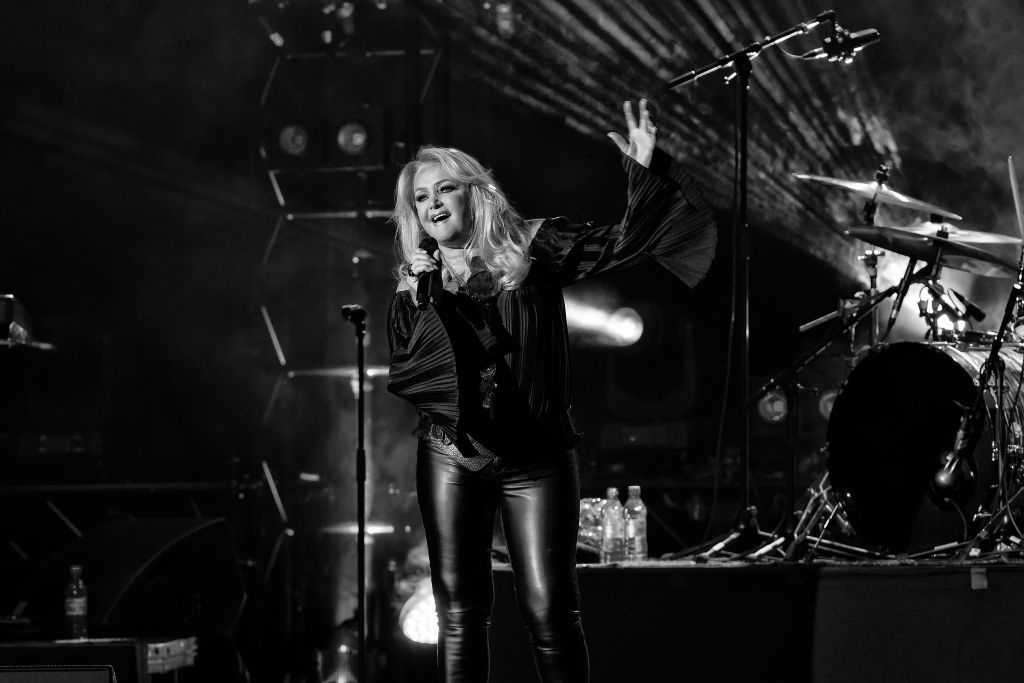 Bonnie Tyler tritt am 2. Oktober 2023 in Berlin bei einem Konzert im Admiralspalast live auf. | Quelle: Getty Images