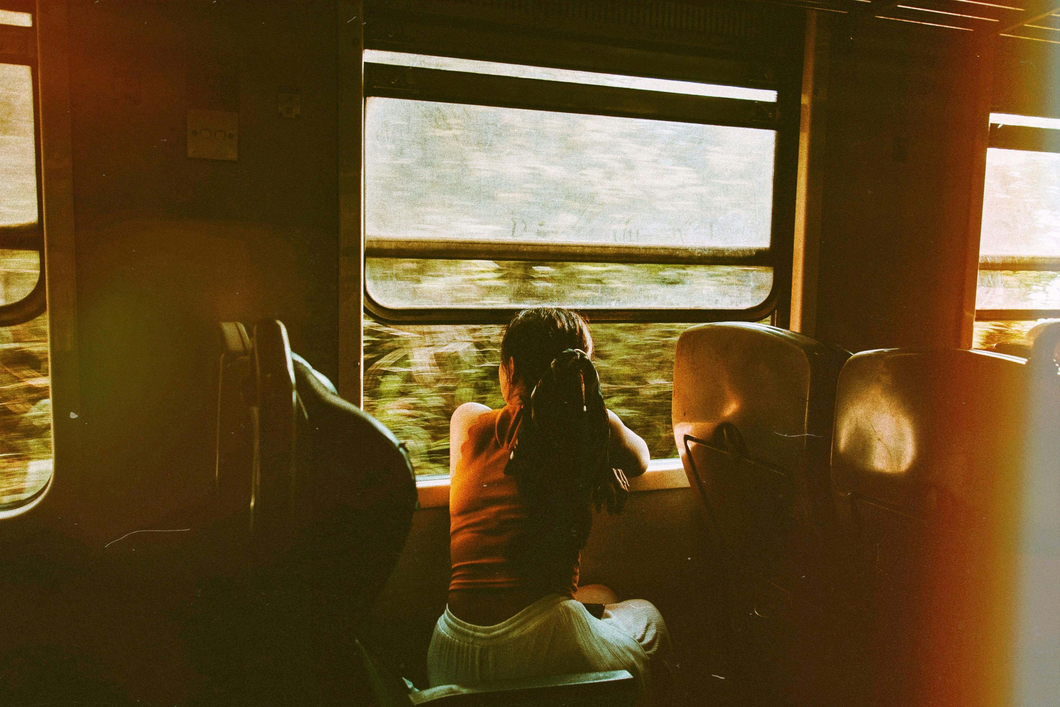 Eine Frau ist mit dem Zug unterwegs | Quelle: Pexels